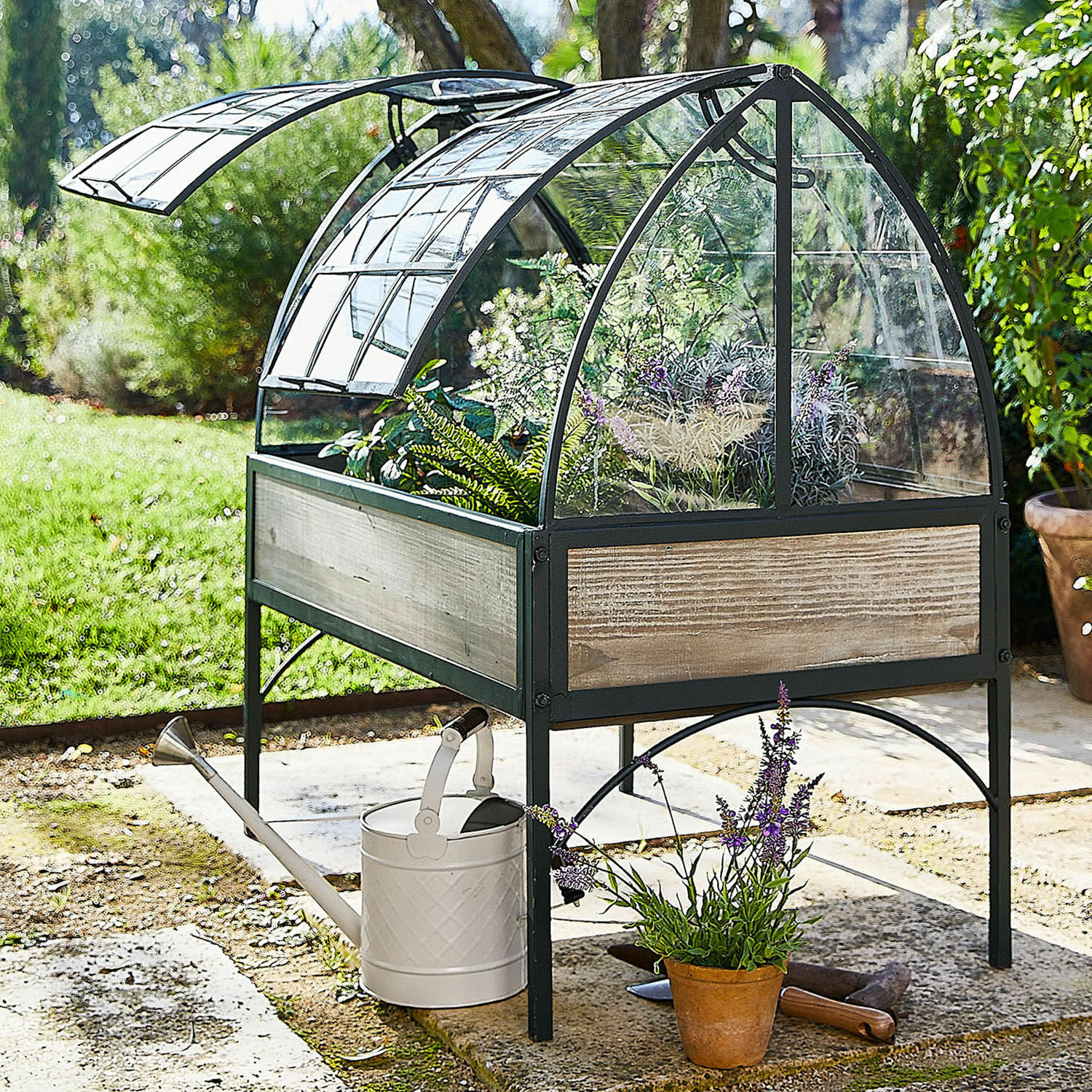 Plantenkas Scicli Tuinserre op poten met metalen frame en houten panelen, ideaal voor het kweken van planten.
