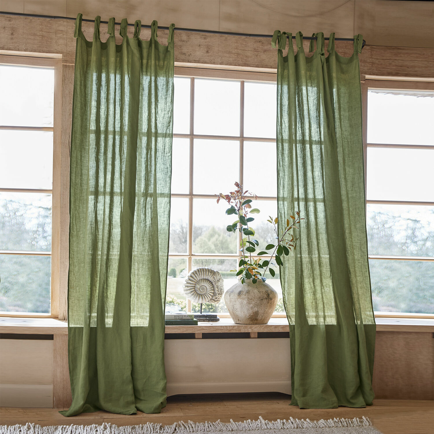 Gordijn Adara Groene linnen gordijnen met lussen aan de roede in een lichte, natuurlijke kamer met raamdecoratie