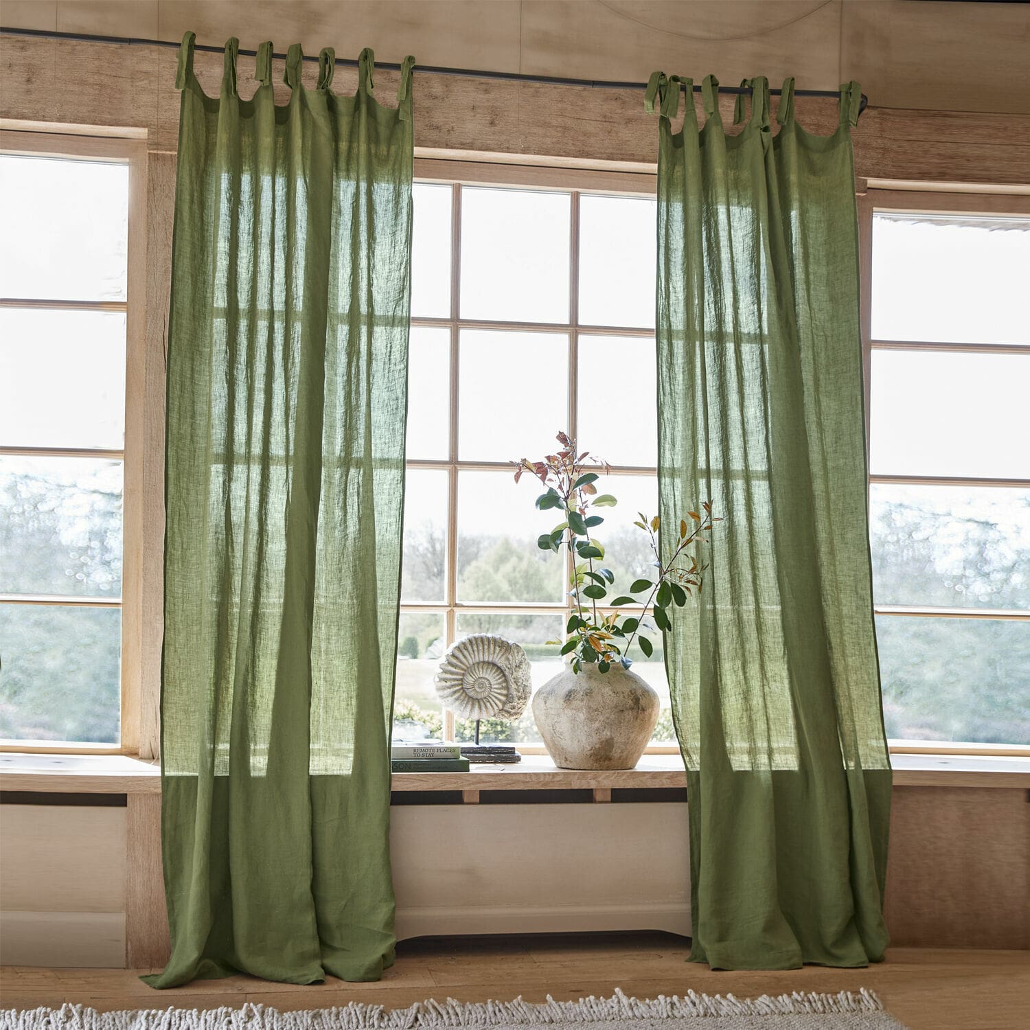 Gordijn Adara Groene linnen gordijnen met lussen aan de roede in een lichte, natuurlijke kamer met raamdecoratie