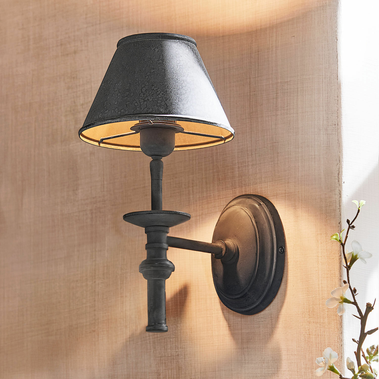 Wandlamp Harolisse Zwarte metalen wandlamp met vintage kap voor sfeervolle binnenverlichting