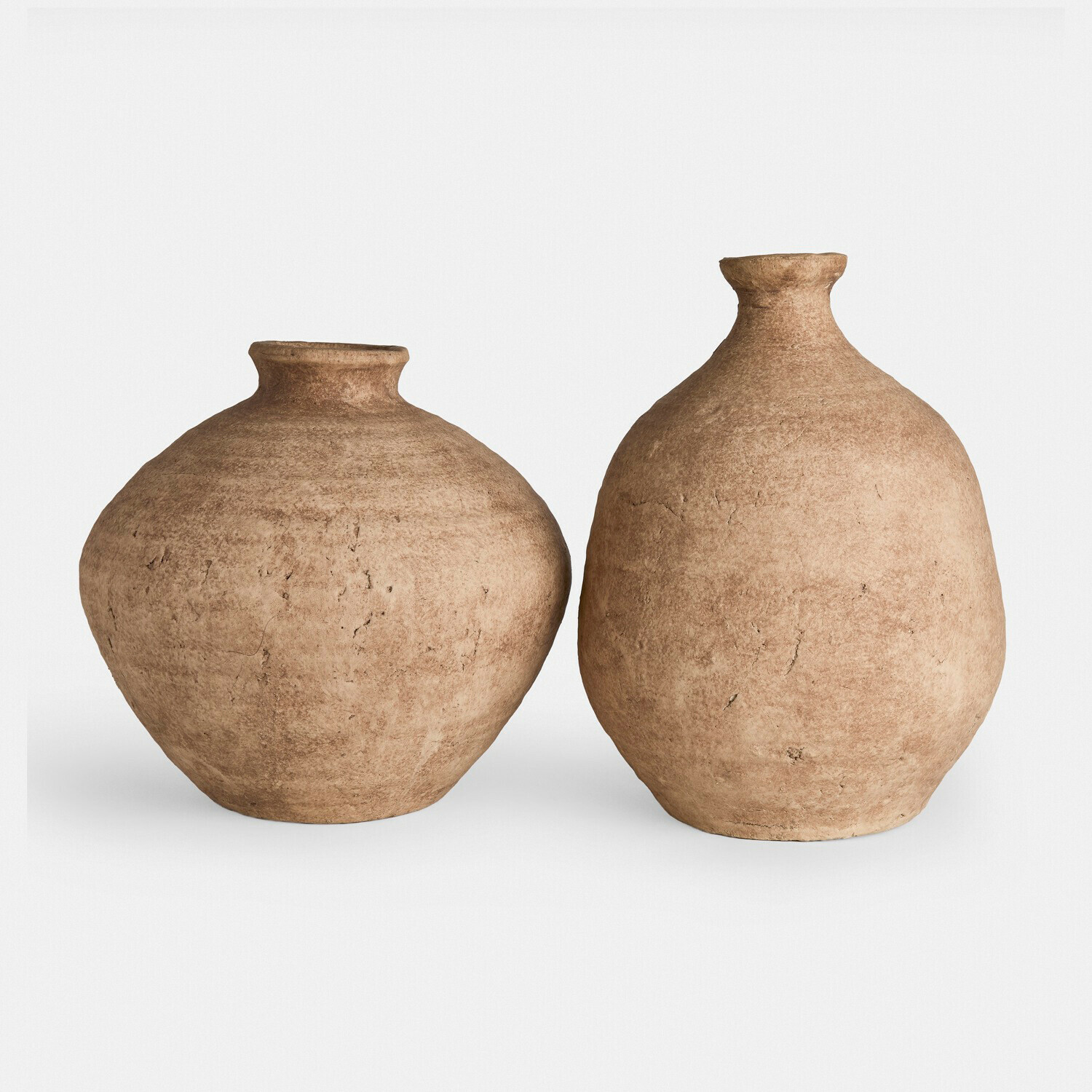 Deux vases rustiques en terre cuite couleur brun naturel pour décoration intérieure