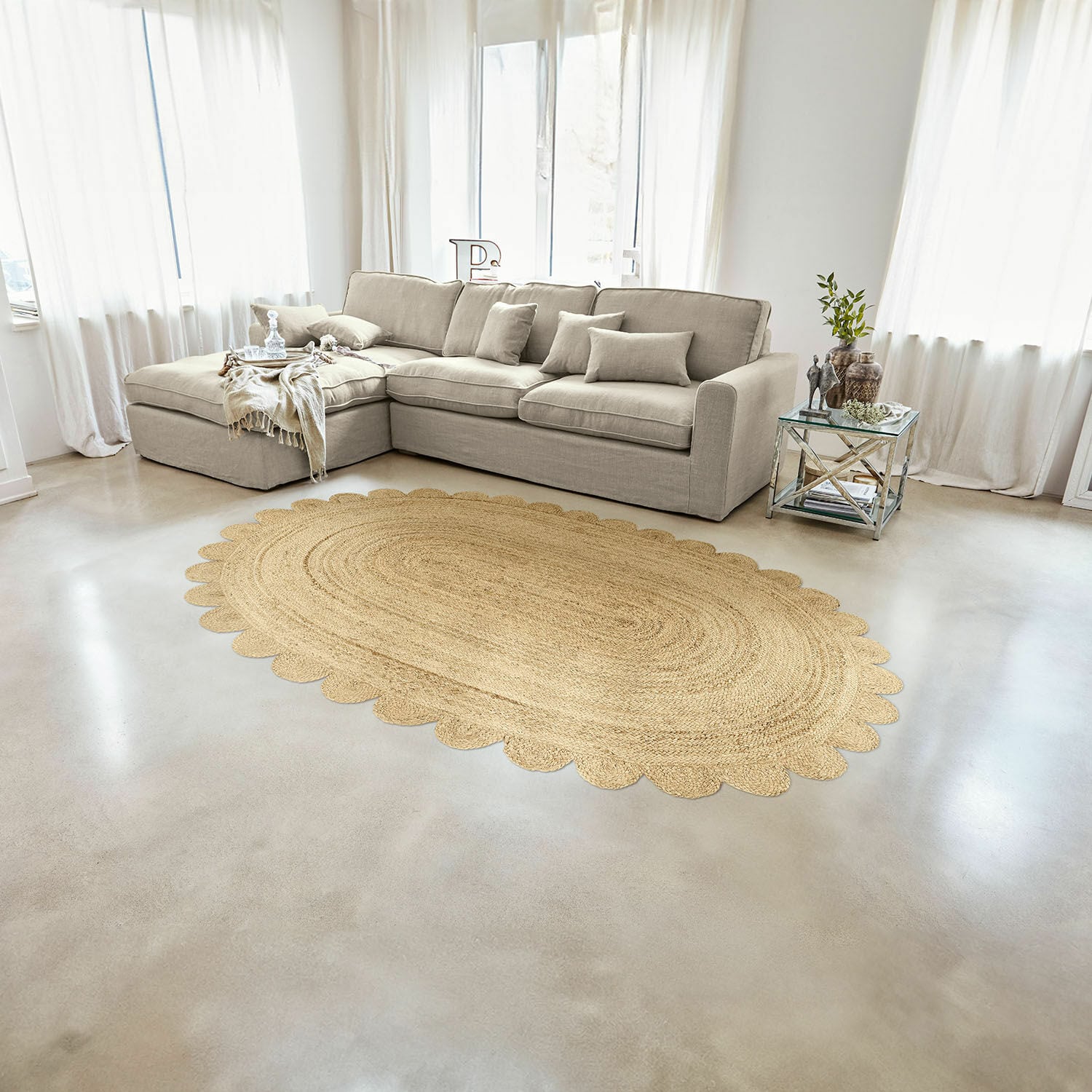 Vloerkleed Ferce Ovale jute vloerkleed in natuurlijke kleur met gegolfde rand in lichte woonkamer met beige bank