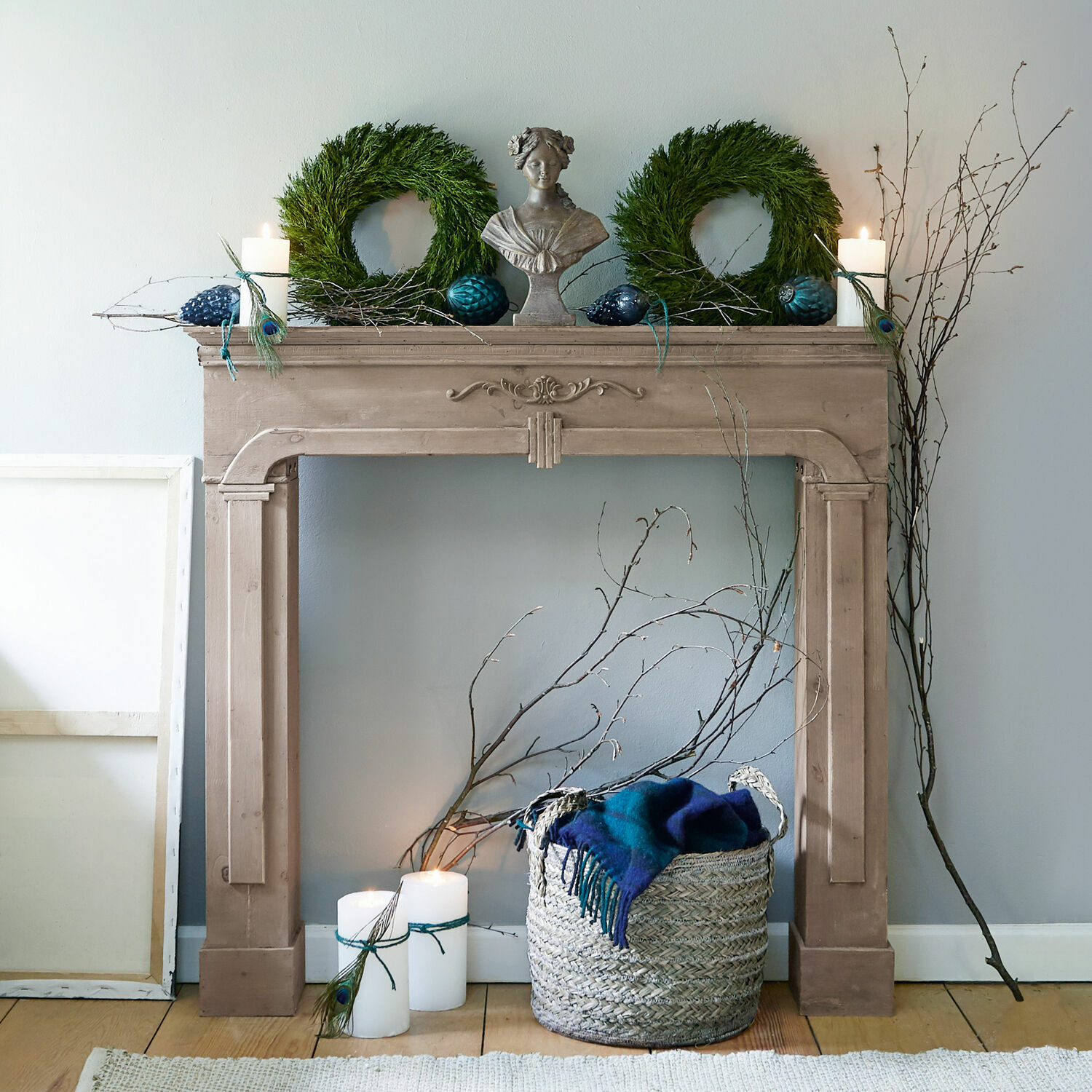 Haardschouw Vaine Decoratieve beige houten schoorsteen met groene kransen en kaarsen voor interieurdecoratie