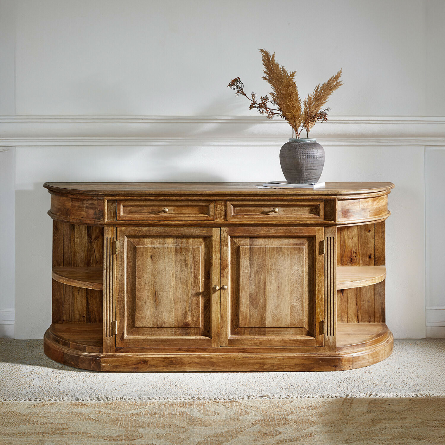 Dressoir Wendalique Houten dressoir in natuurlijke houtkleur met open planken en lades, decoratieve vaas bovenop