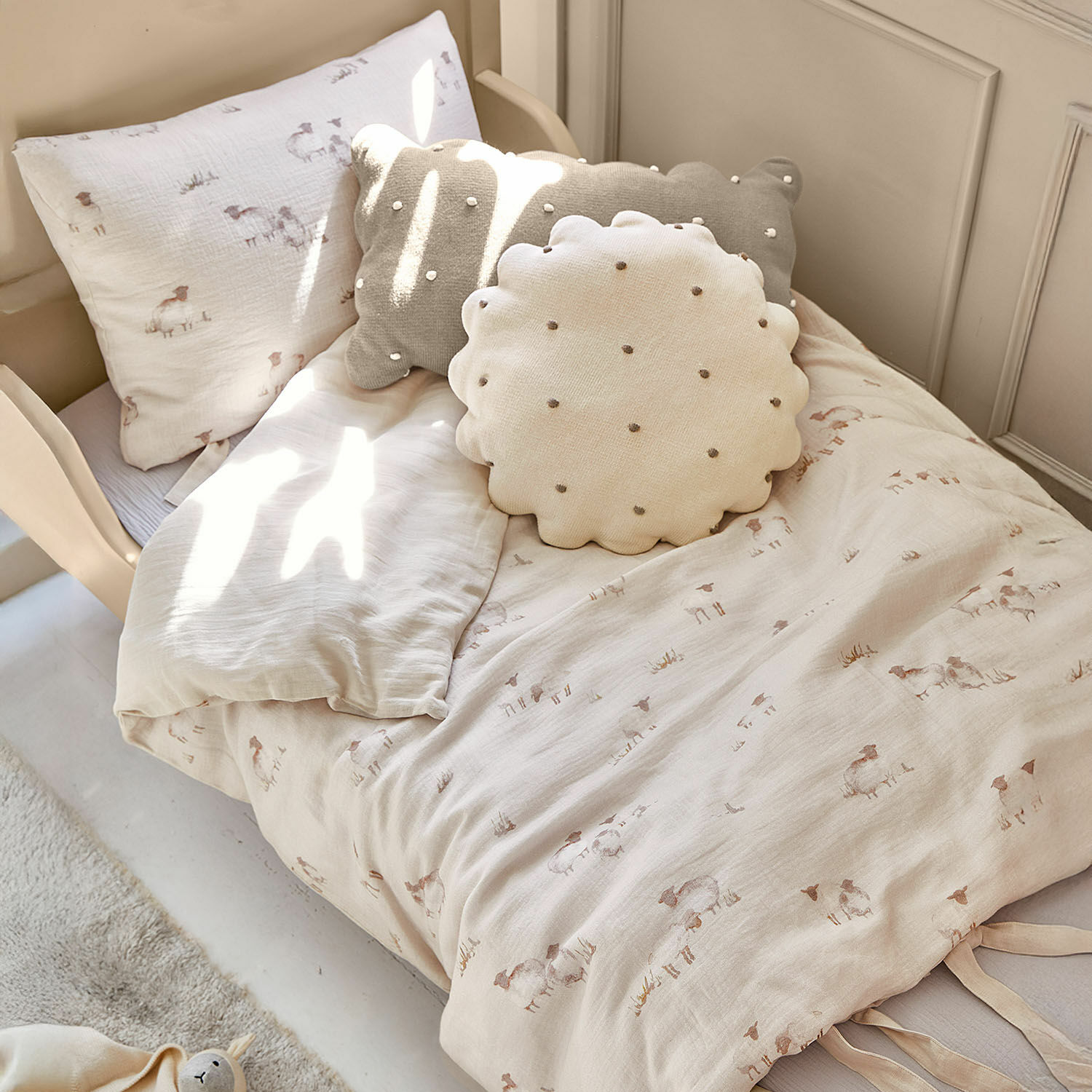 Parure de lit Erianna Parure de lit enfant en coton beige clair avec motif moutons et coussins décoratifs