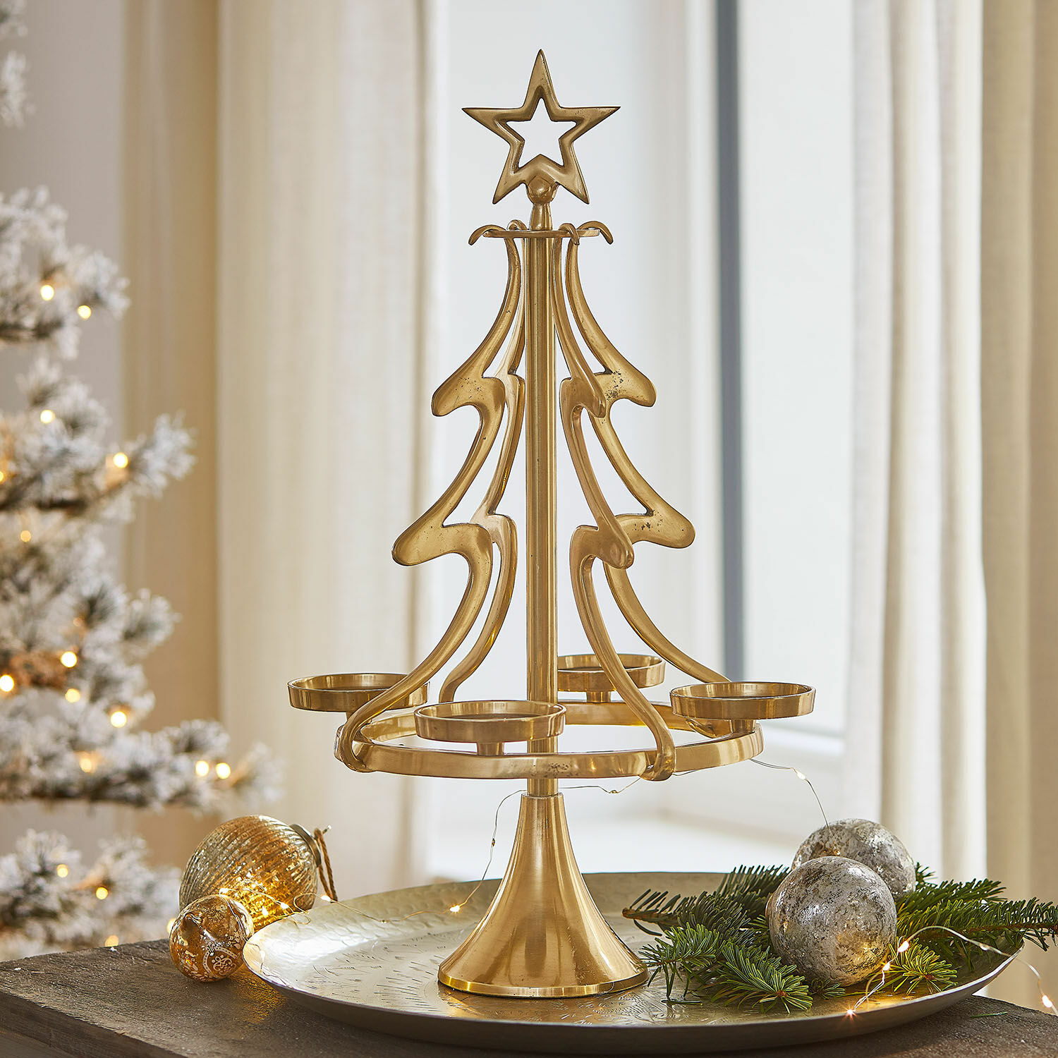 Kaarsenstandaard Gaetana Gouden metalen kandelaar in kerstboomvorm met ster, feestelijke tafeldecoratie