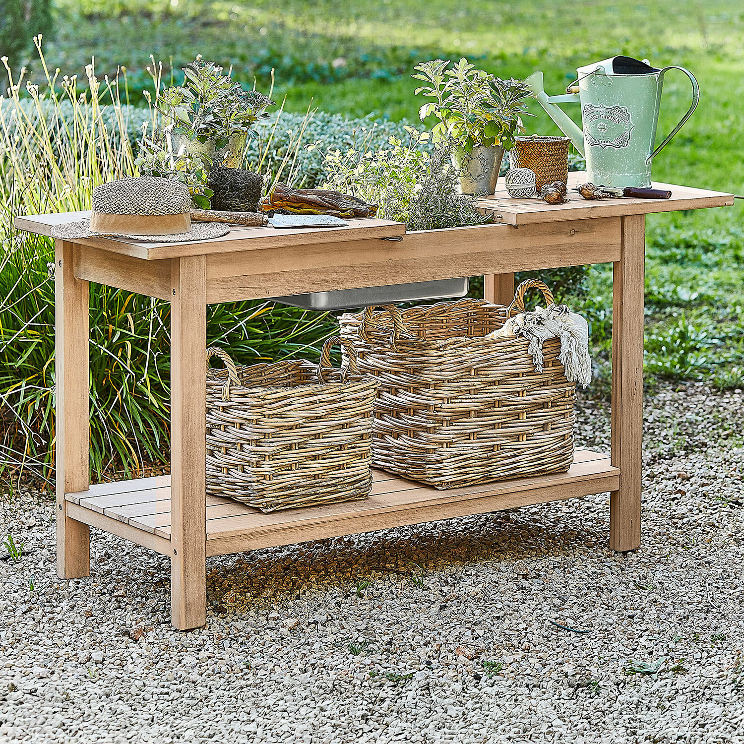 Plantentafel FSC®-100% Venzone Houten tuintafel met plantenpotten, groene gieter en rieten manden op grind