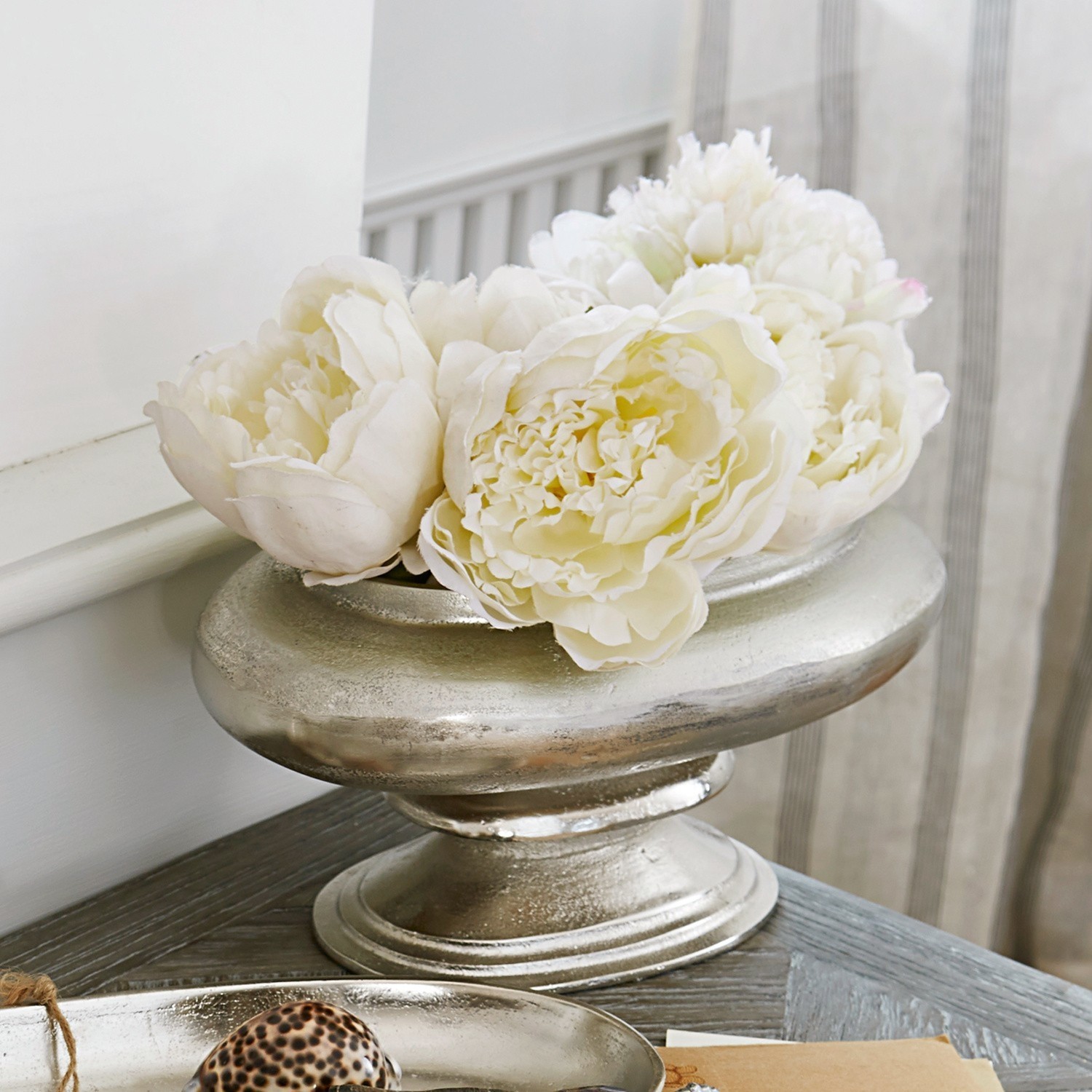 Vaas Loyère Zilverkleurige metalen decoratieve schaal met witte bloemen op houten tafel in woonkamer