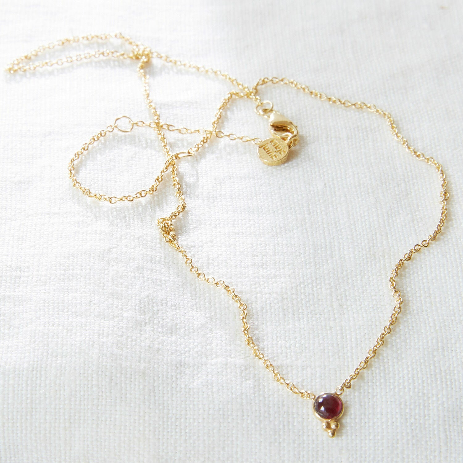 Collier Okala Collier fin en or avec pierre rouge sur chaîne délicate, bijou féminin élégant