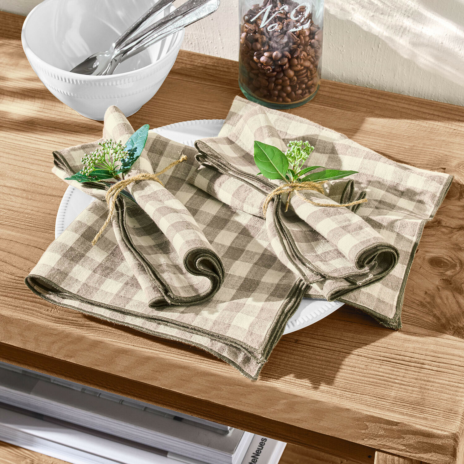 Servet set van 4 Marrowby Linnen servetten in beige-bruin geruit met groene takjes als decoratie op houten tafel