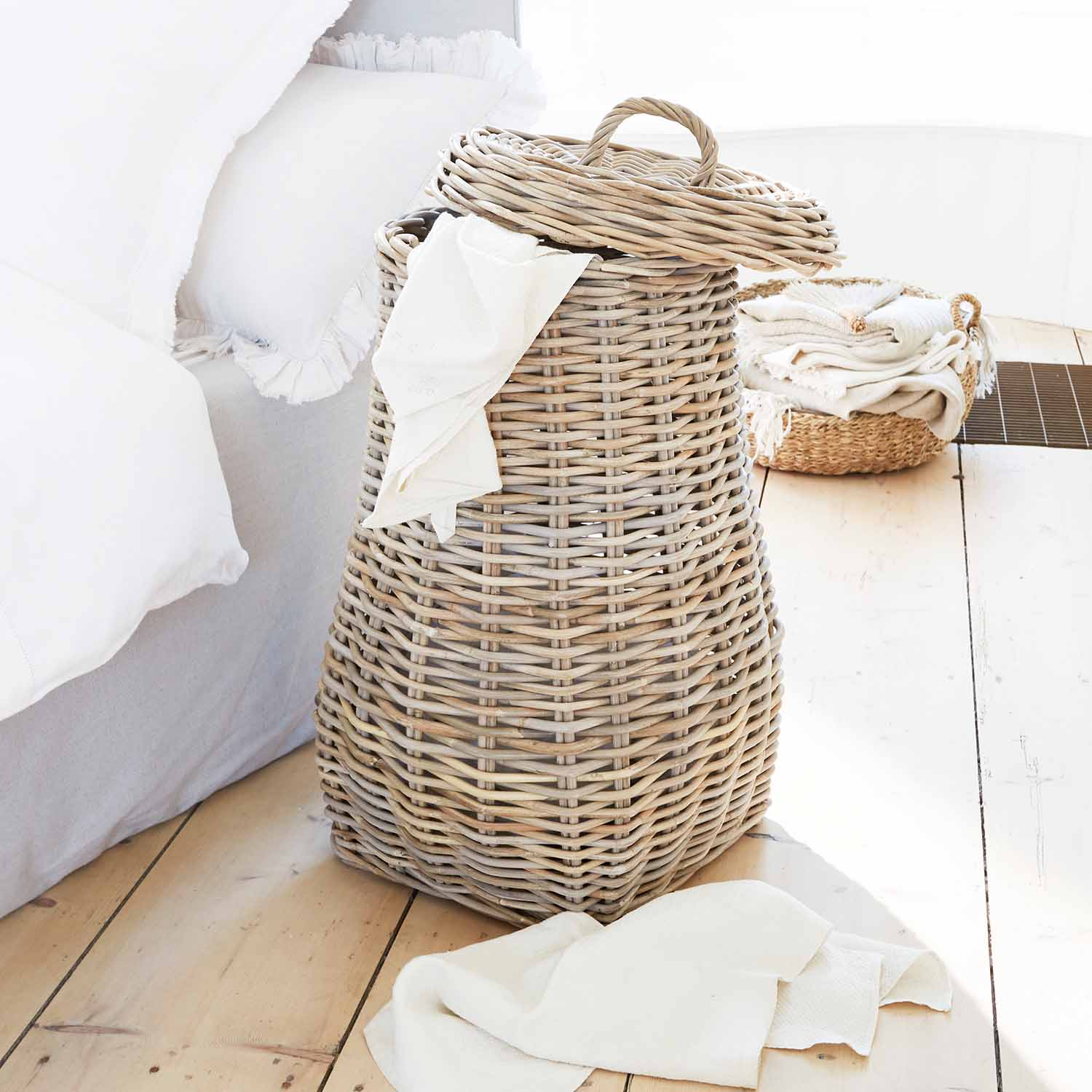 Panier en rotin naturel avec couvercle et tissu blanc, parfait pour le rangement à la maison