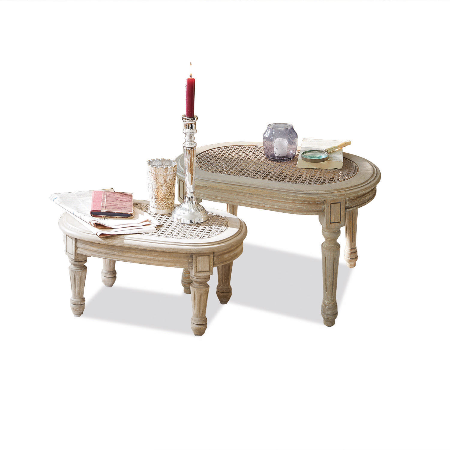 Ensemble de deux tables basses en bois clair avec plateau ajouré beige pour salon élégant