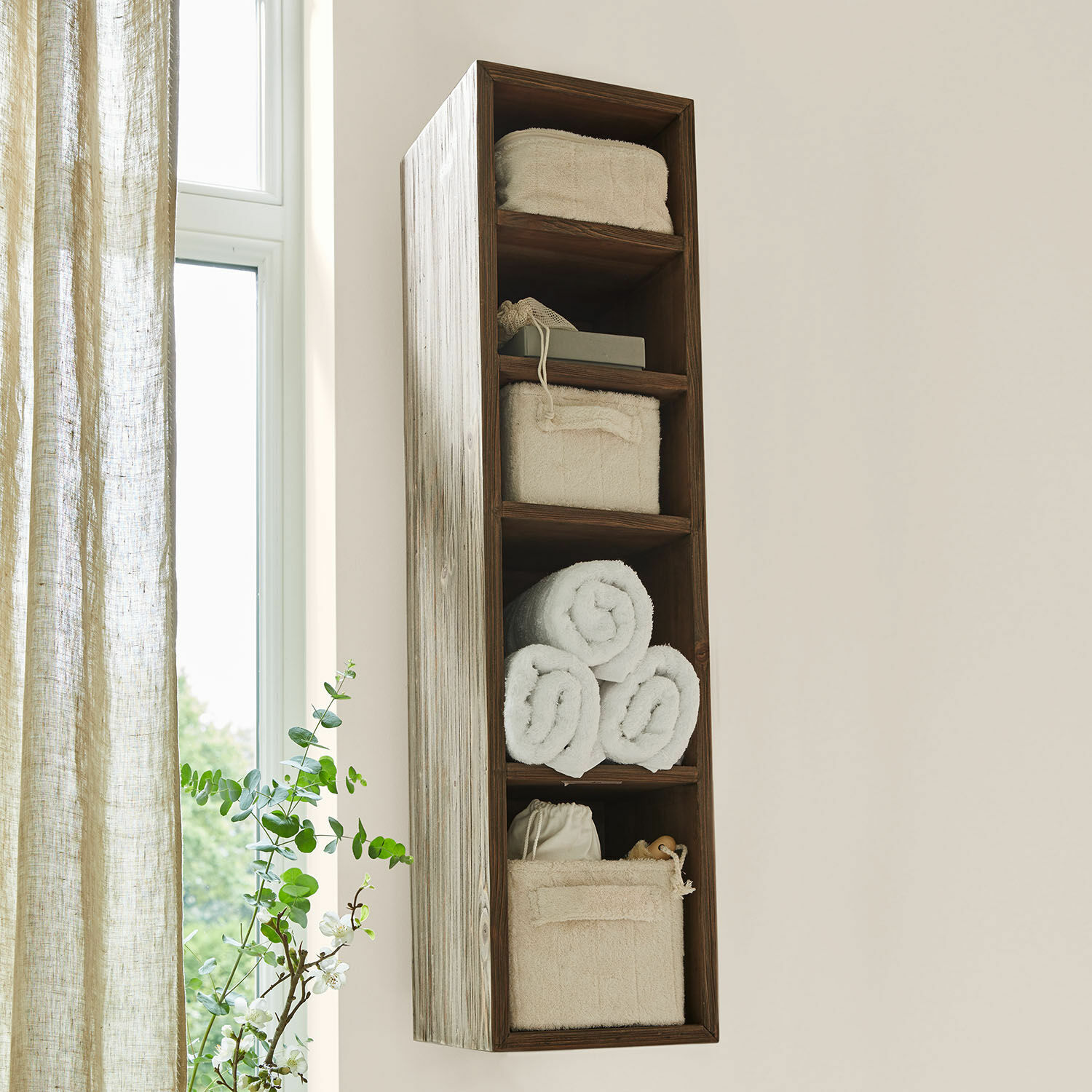 Wandrek Greenhaven Smalle houten wandplank van natuurlijk hout met witte handdoeken en opbergmanden voor badkamer
