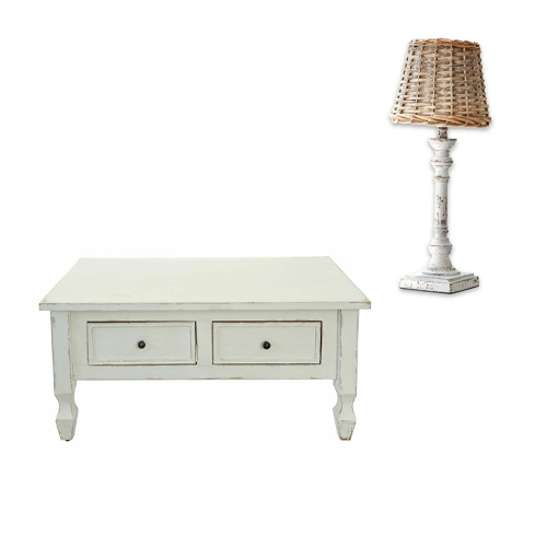 Table basse blanche en bois avec deux tiroirs et lampe avec abat-jour en osier