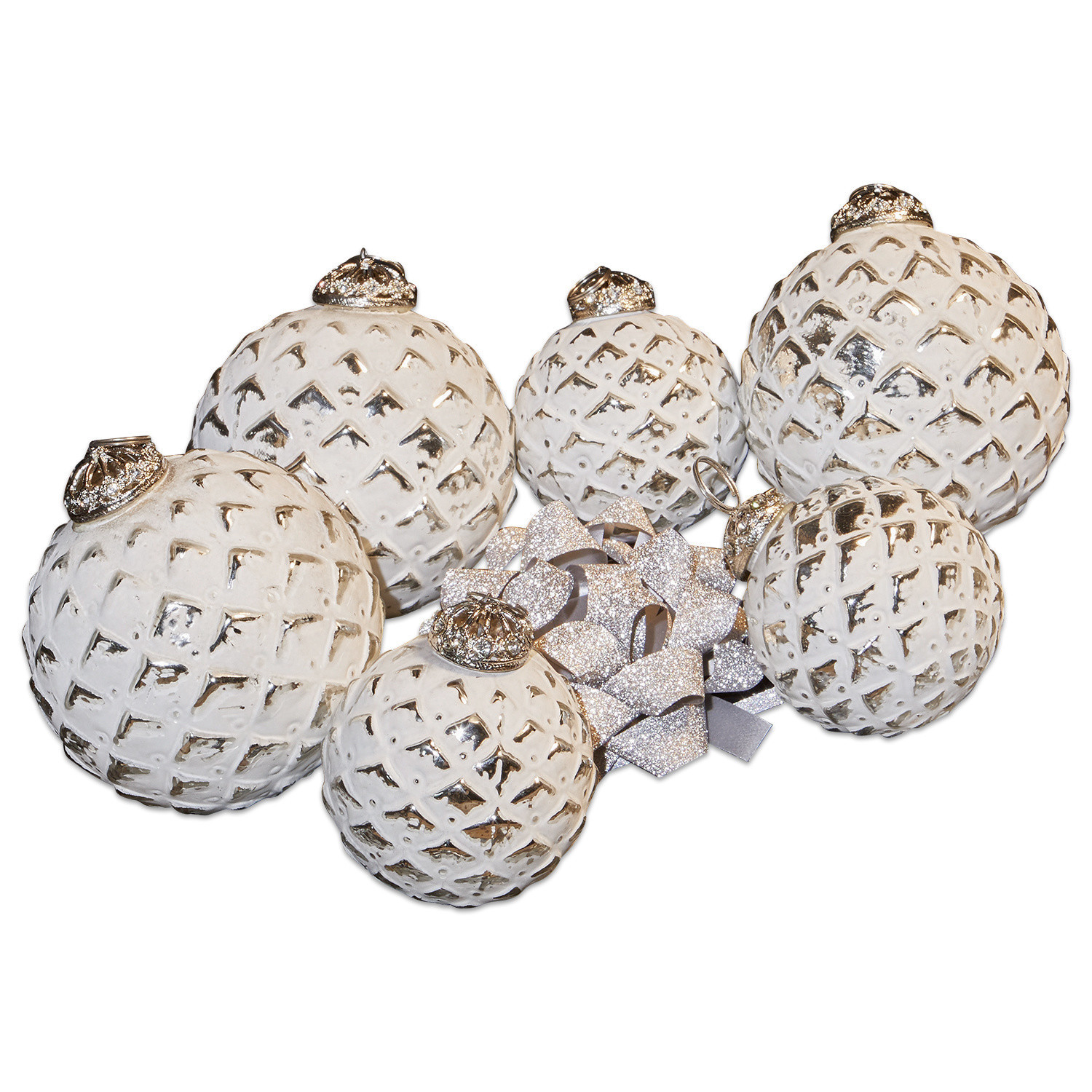 Kerstversiering set van 6 Ambria Set witte glazen kerstballen met zilveren patroon en glinsterende strik