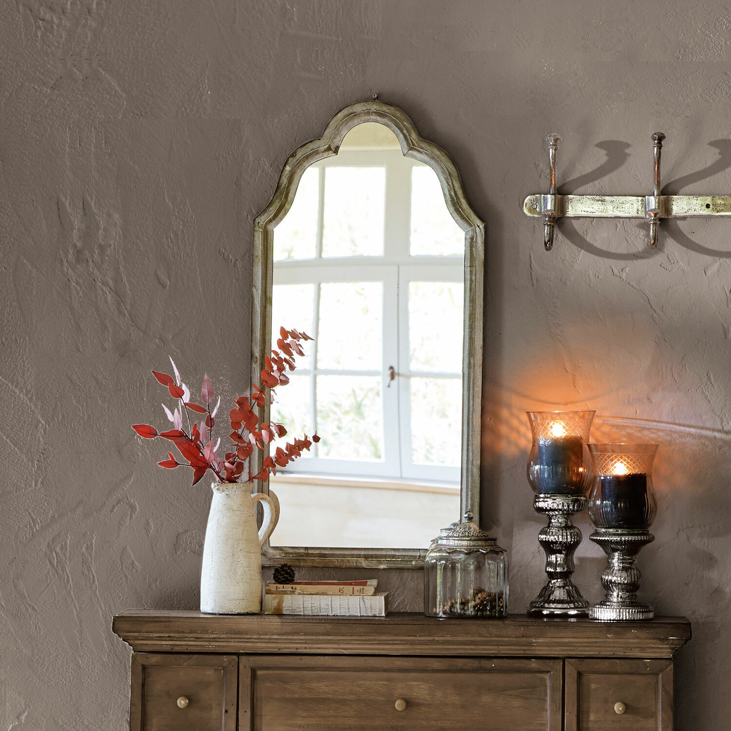 Spiegel Libasse Rustieke spiegel met beige houten lijst boven dressoir met decoraties in interieur