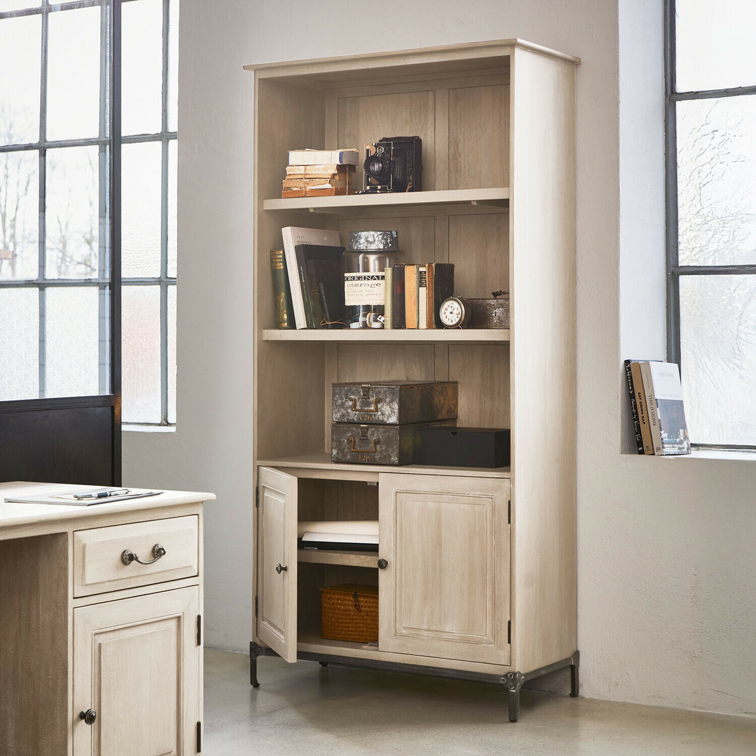 Étagère Aldrics Armoire en bois beige style vintage avec étagères et tiroirs pour livres et objets décoratifs