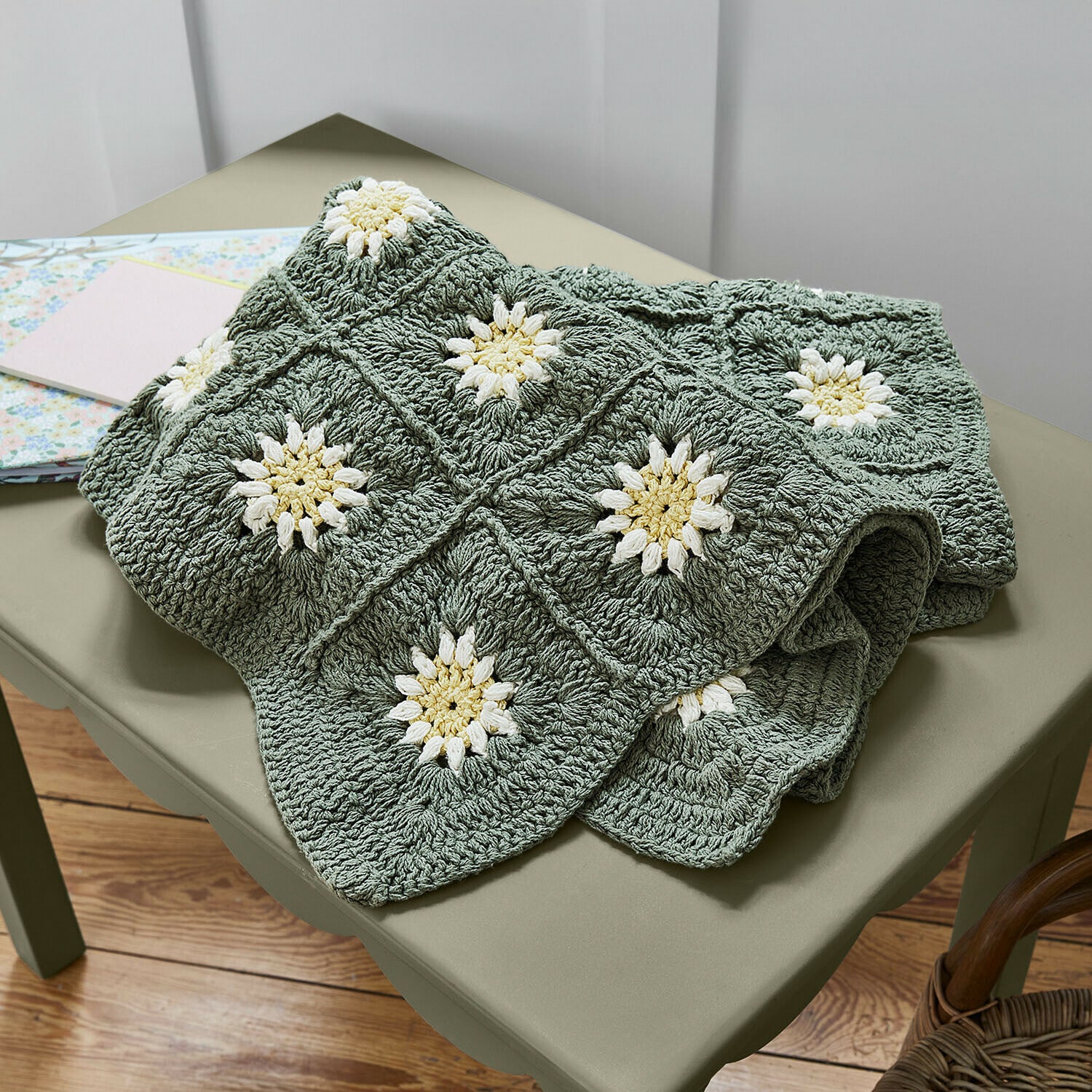 Plaid Poppeline Met de hand gehaakte groene deken met witte bloemmotieven, zacht en decoratief voor thuis
