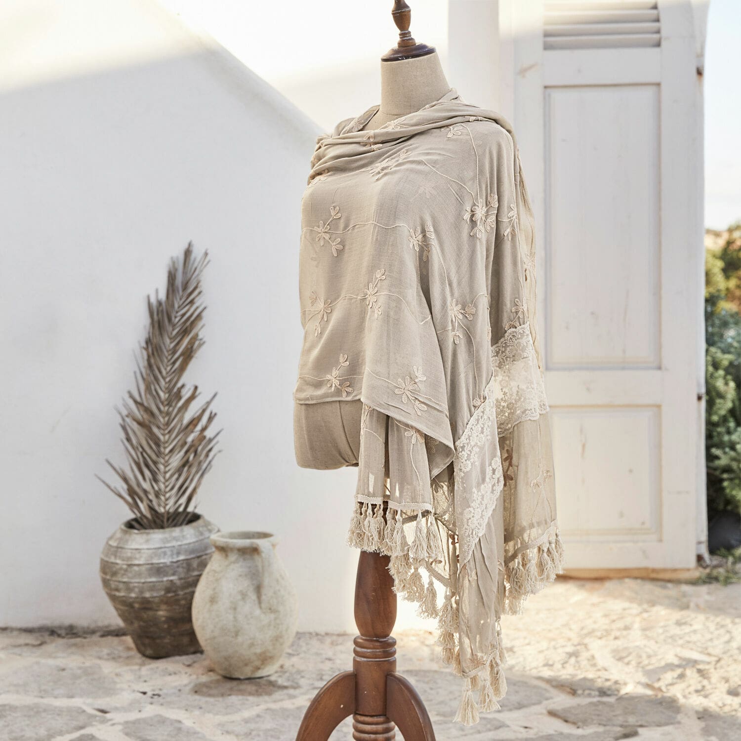 Étole Eloise Châle beige brodé avec dentelle sur mannequin, tissu léger, accessoire décoratif élégant