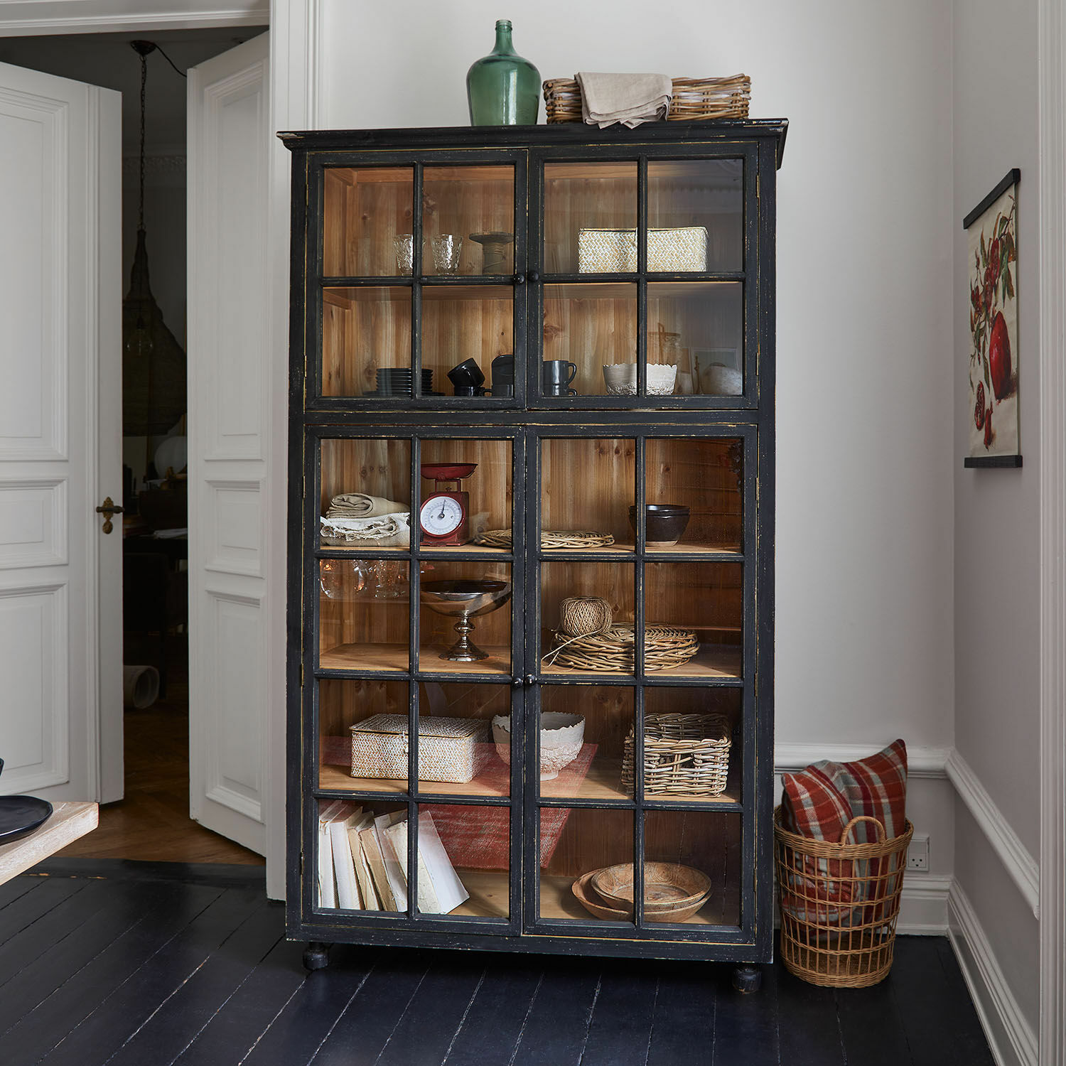 Vaisselier Bellac Vitrine en bois noir avec portes vitrées et intérieur naturel, style rustique avec décorations diverses