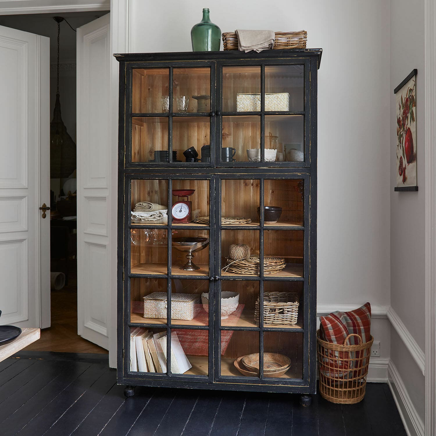 Buffetkast Bellac Zwarte houten vitrinekast met glazen deuren en natuurlijke binnenkant, rustieke stijl met decoraties