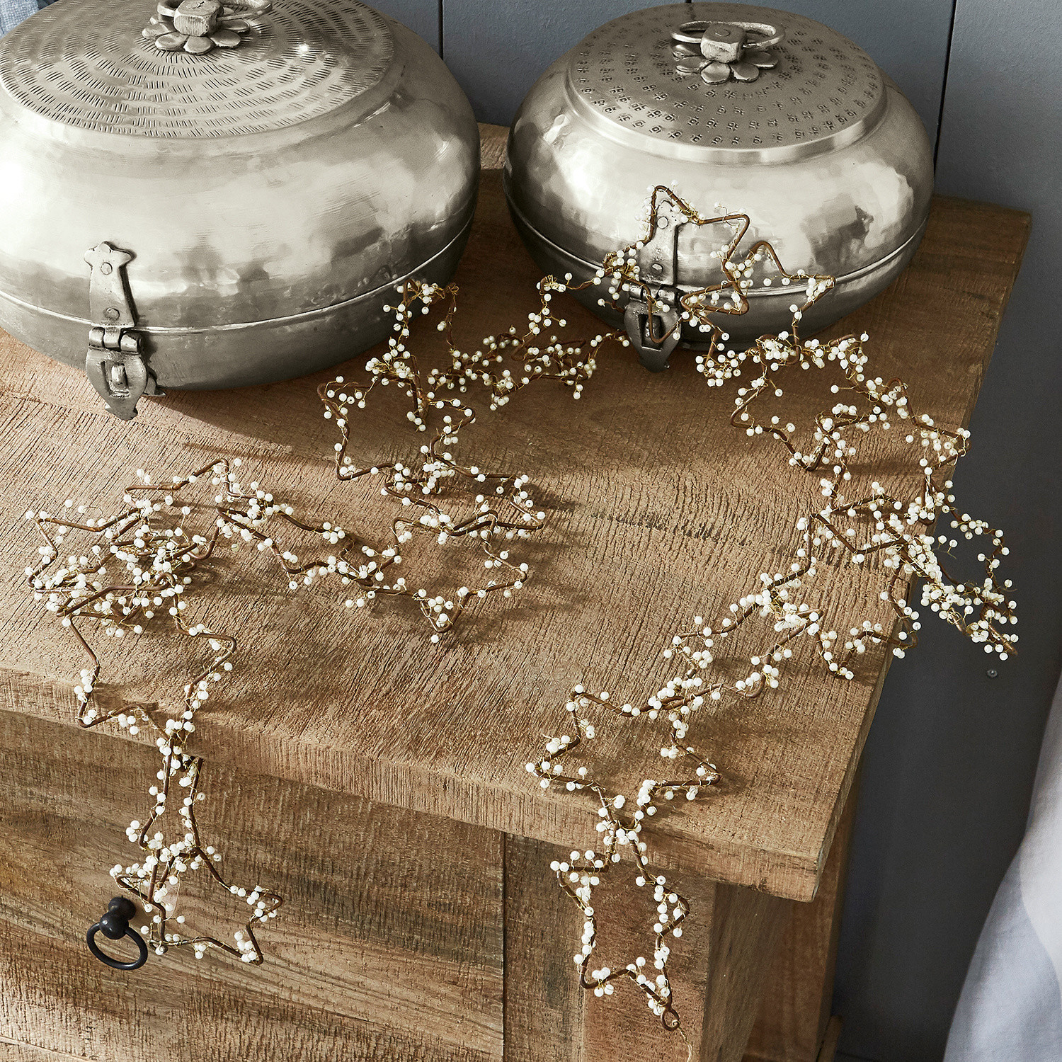 Guirlande Ariane Guirlande décorative en forme d'étoiles avec perles blanches sur table en bois, décoration festive