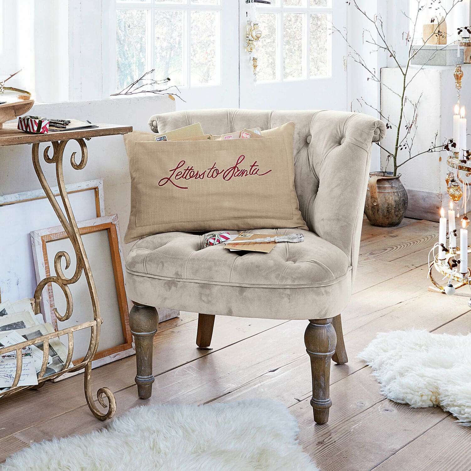 Fauteuil Ardilleux Beige fluwelen fauteuil met houten poten in lichte kamer met decoratief kussen