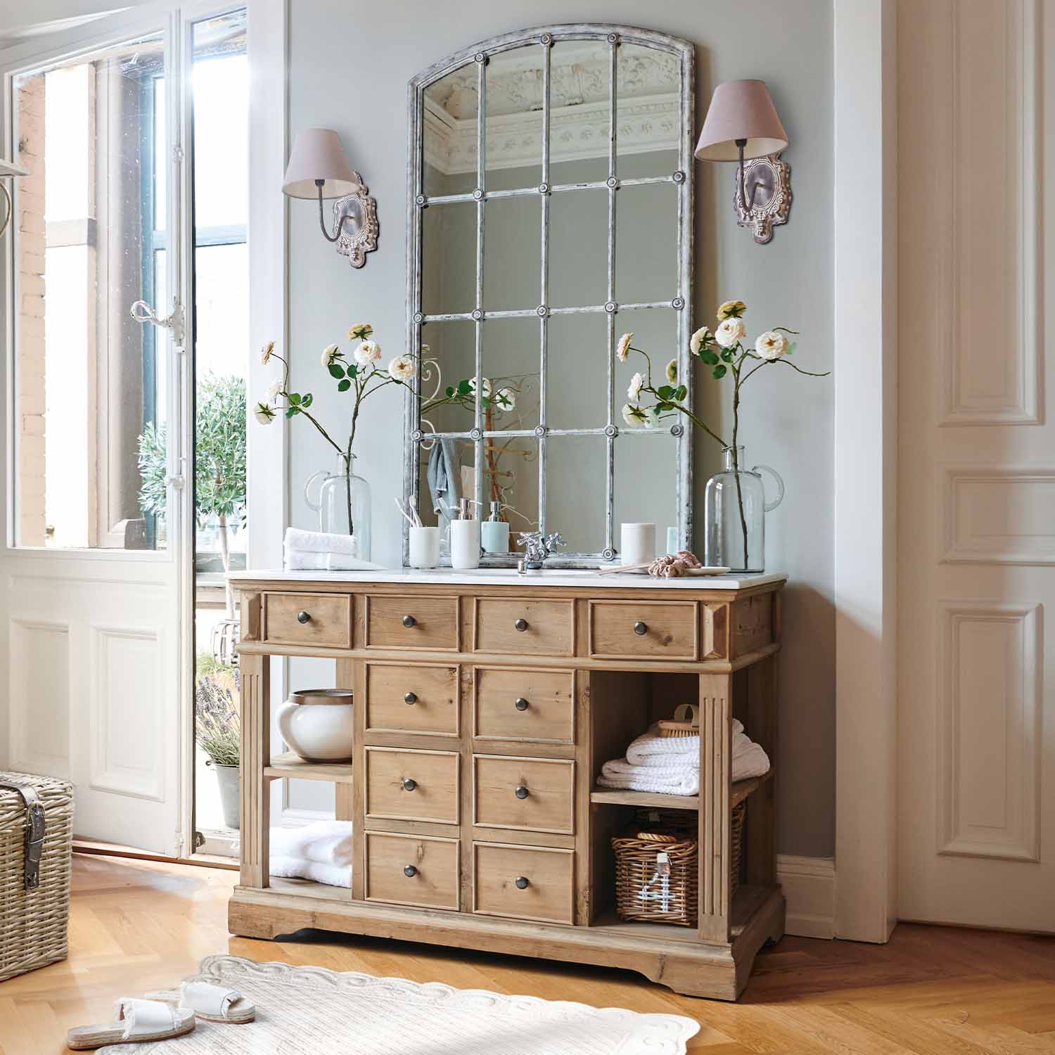 Houten dressoir met veel lades en grote vintage spiegel in lichte natuurlijke houtkleur