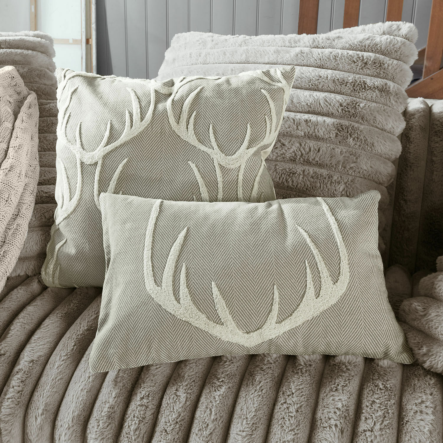 Kussenhoes set van 2 Soreva Set van twee decoratieve kussens met beige hertengewei patroon op zachte lichtbruine stof