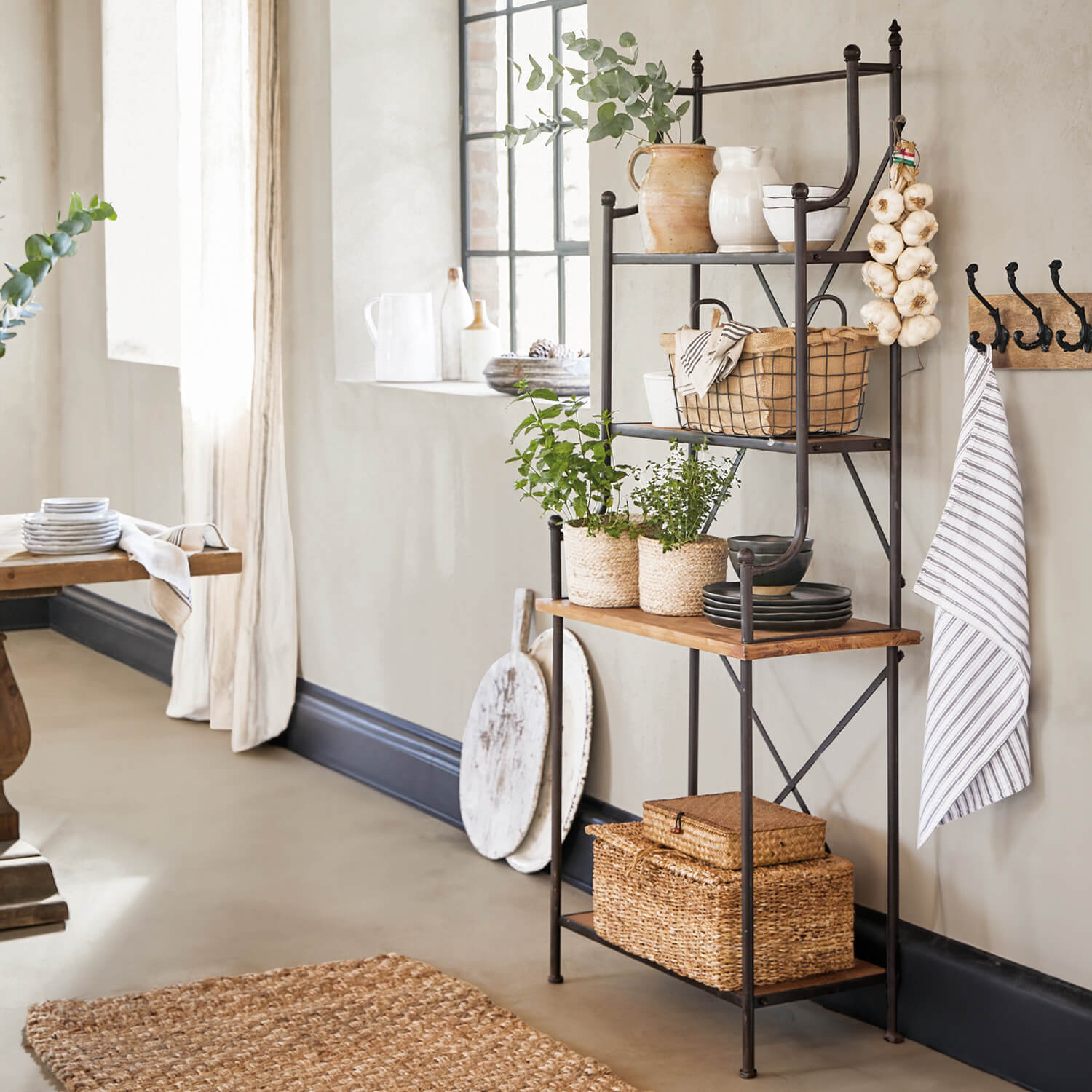 Metalen keukenrek met houten planken en natuurlijke decoraties voor praktische opbergruimte