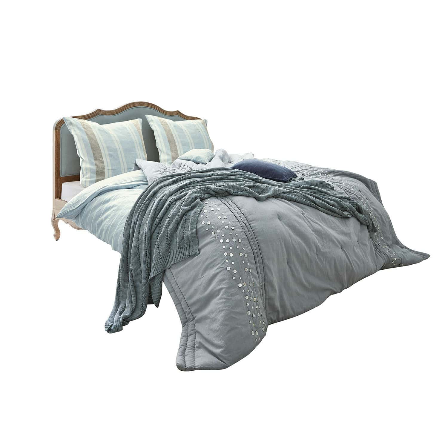 Lit Serravalle Lit en bois avec tête de lit bleue, linge de lit et coussins décoratifs dans des tons bleus