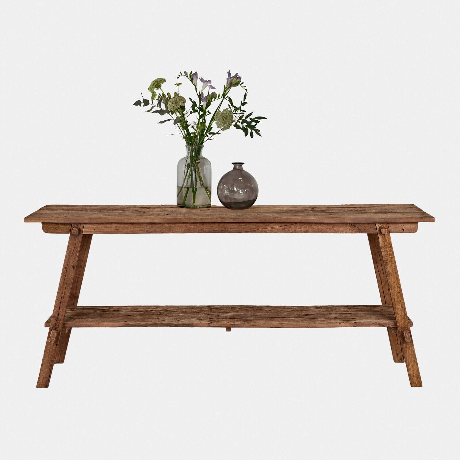 Table rustique en bois naturel avec étagère inférieure et décoration florale sur le dessus