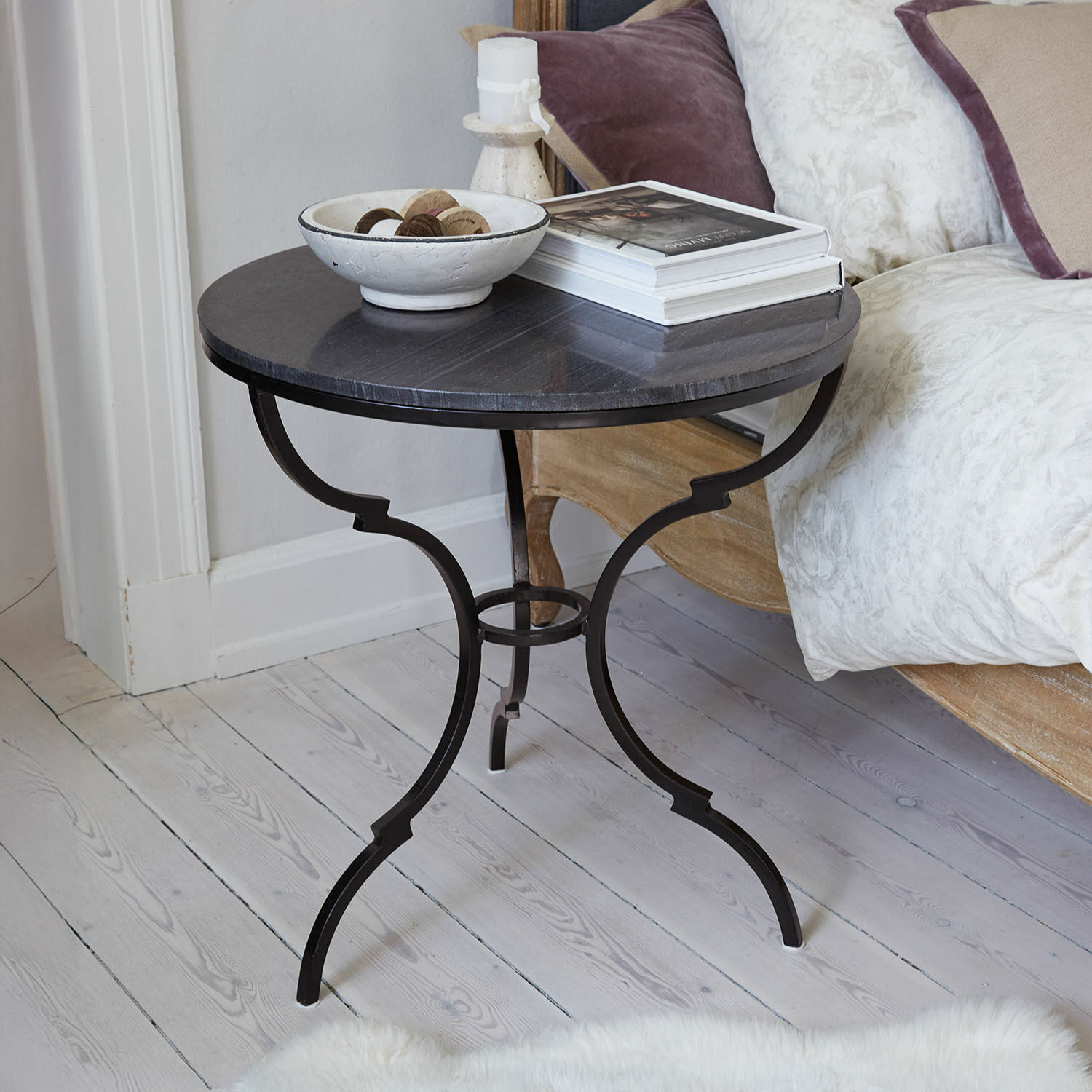 Table d’appoint Clairvelle Table d'appoint ronde avec structure en métal noir et plateau foncé style vintage