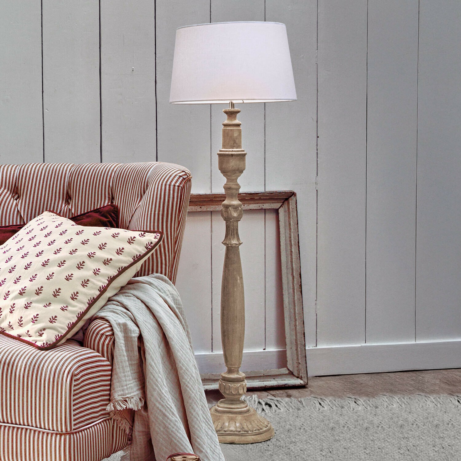 Lampadaire Wynleigh Lampadaire en bois clair avec abat-jour blanc, style classique pour salon confortable