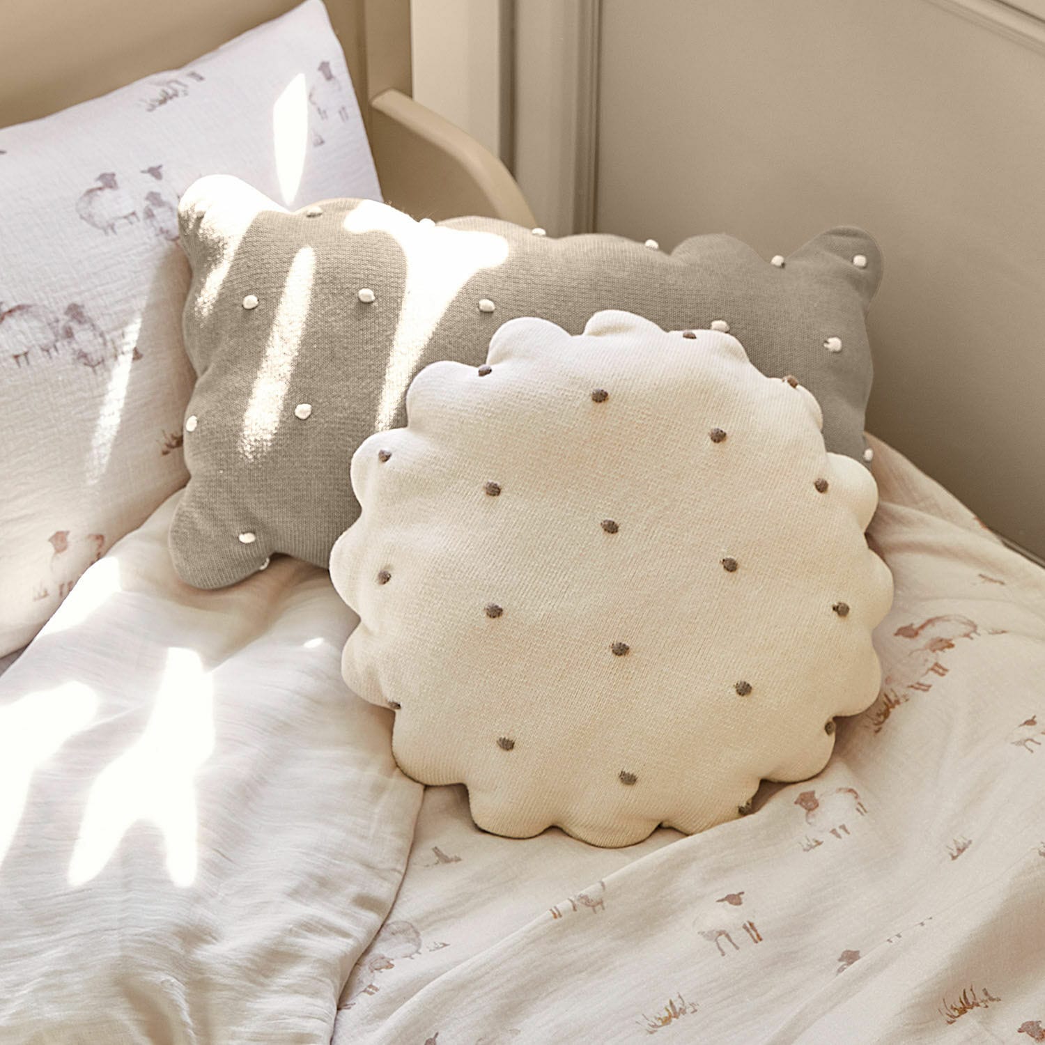 Kussen set van 2 Saphie Ronde en rechthoekige decoratieve kussens van katoen in beige en grijs op een licht bed