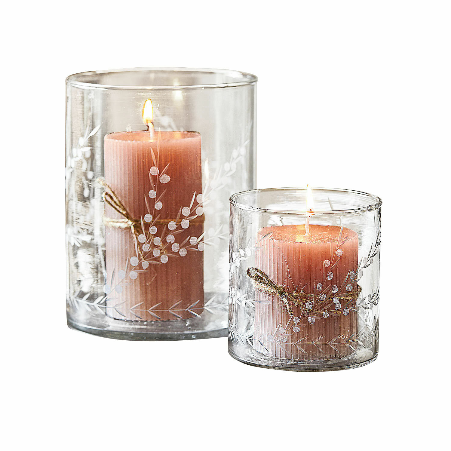 Lot de 2 photophores Temao Deux bougies roses dans des photophores en verre transparent avec motif décoratif et cordelette