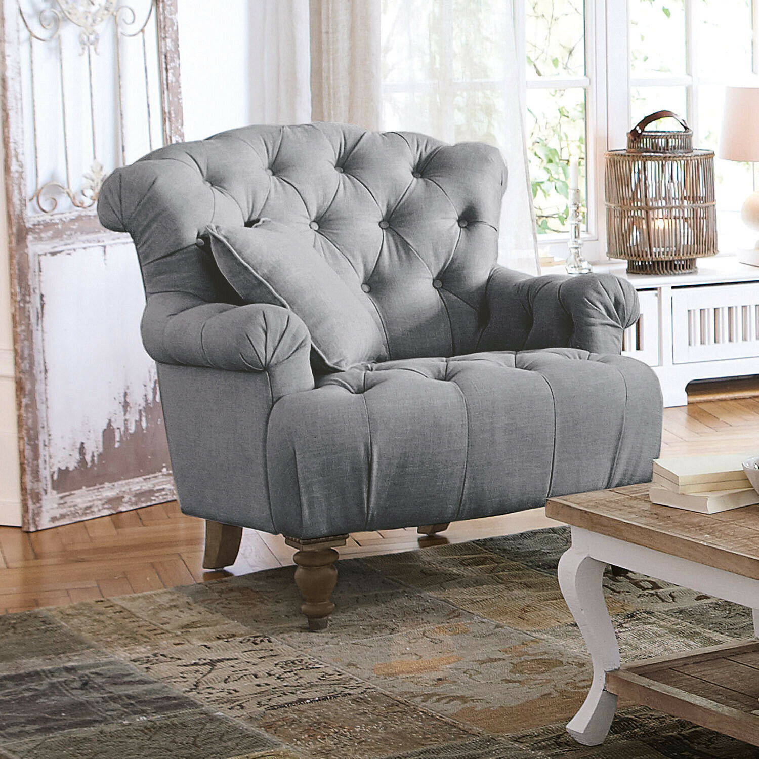 Fauteuil Springfield Grijze gestoffeerde bank met doorgestikte rugleuning en houten poten in vintage stijl