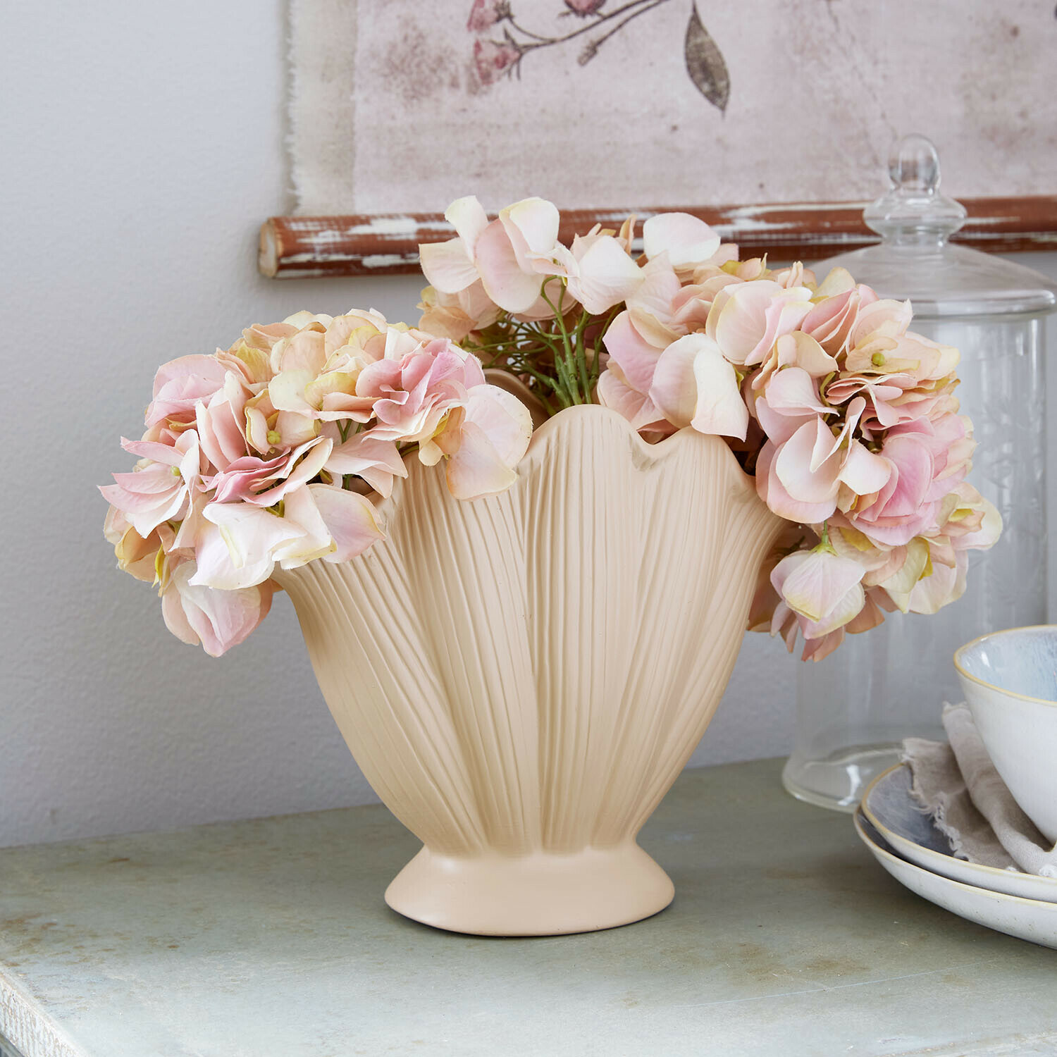 Vaas Nuvienne Beige keramische vaas met bladstructuur en roze decoratieve bloemen op tafel