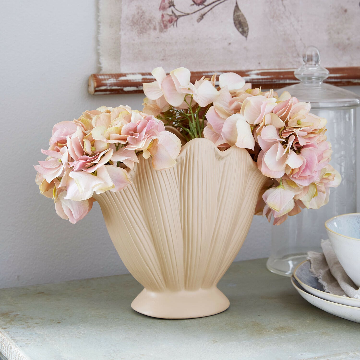 Vaas Nuvienne Beige keramische vaas met bladstructuur en roze decoratieve bloemen op tafel