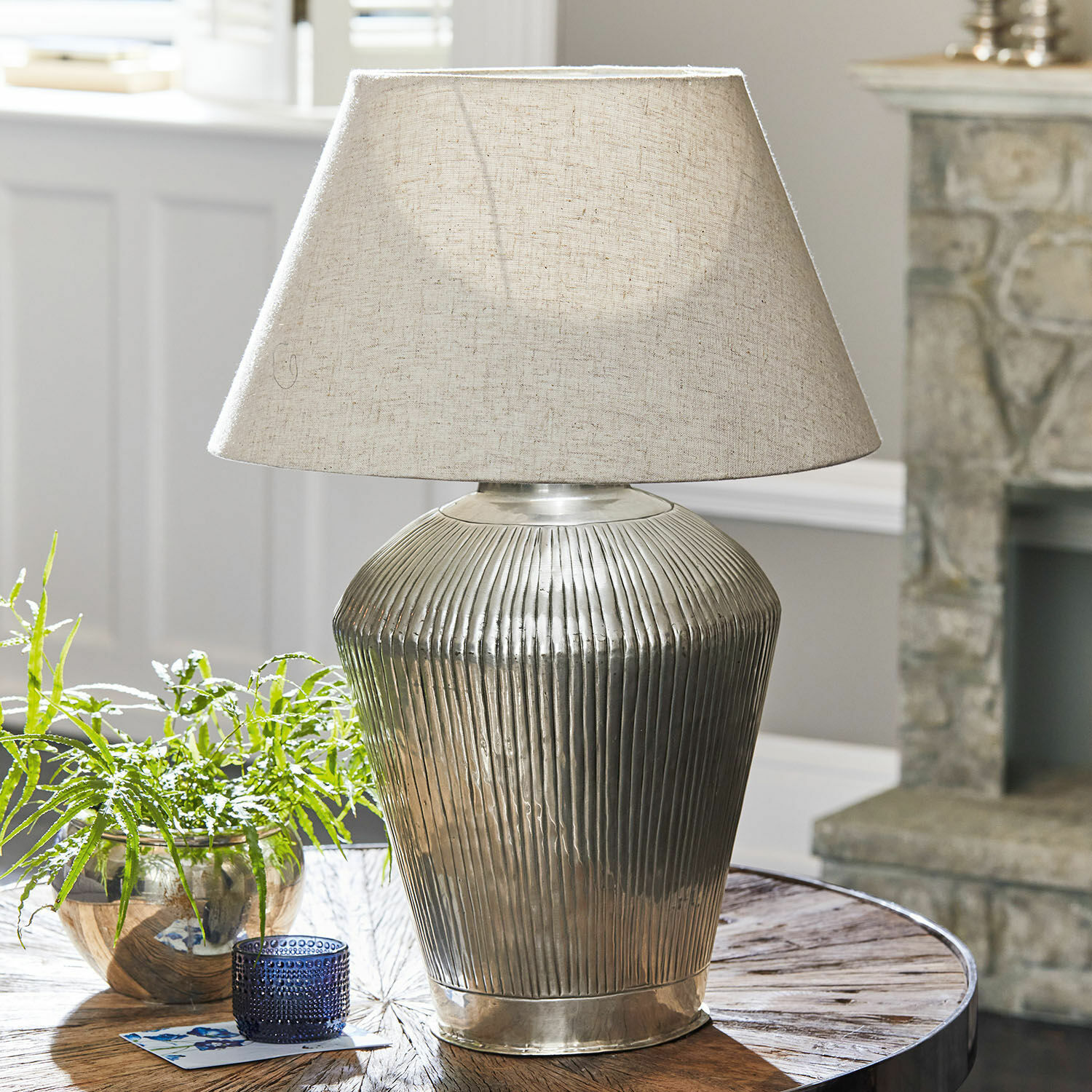 Lampe à poser Caulières Lampe de table avec base en métal et abat-jour beige sur table en bois dans un salon