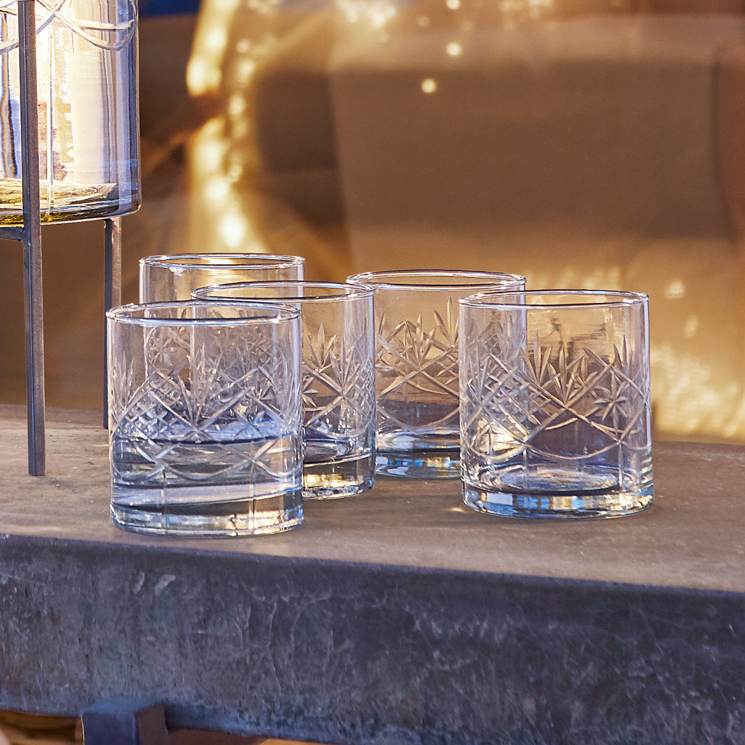 Ensemble de cinq verres en verre transparent avec motif gravé, parfait pour les boissons.