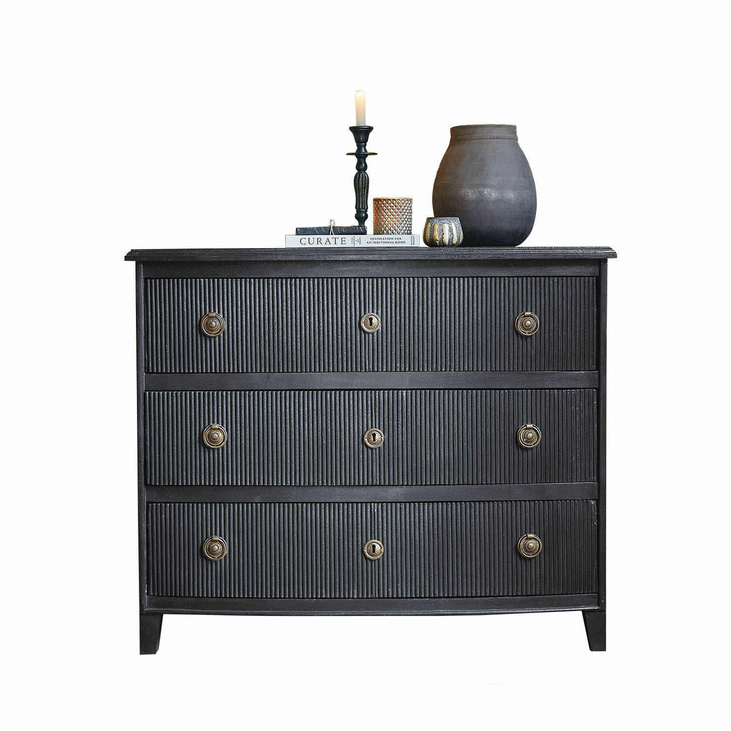 Commode Boissiére Commode noire avec façade cannelée en relief et poignées en laiton, décorée d'un chandelier et d'un vase