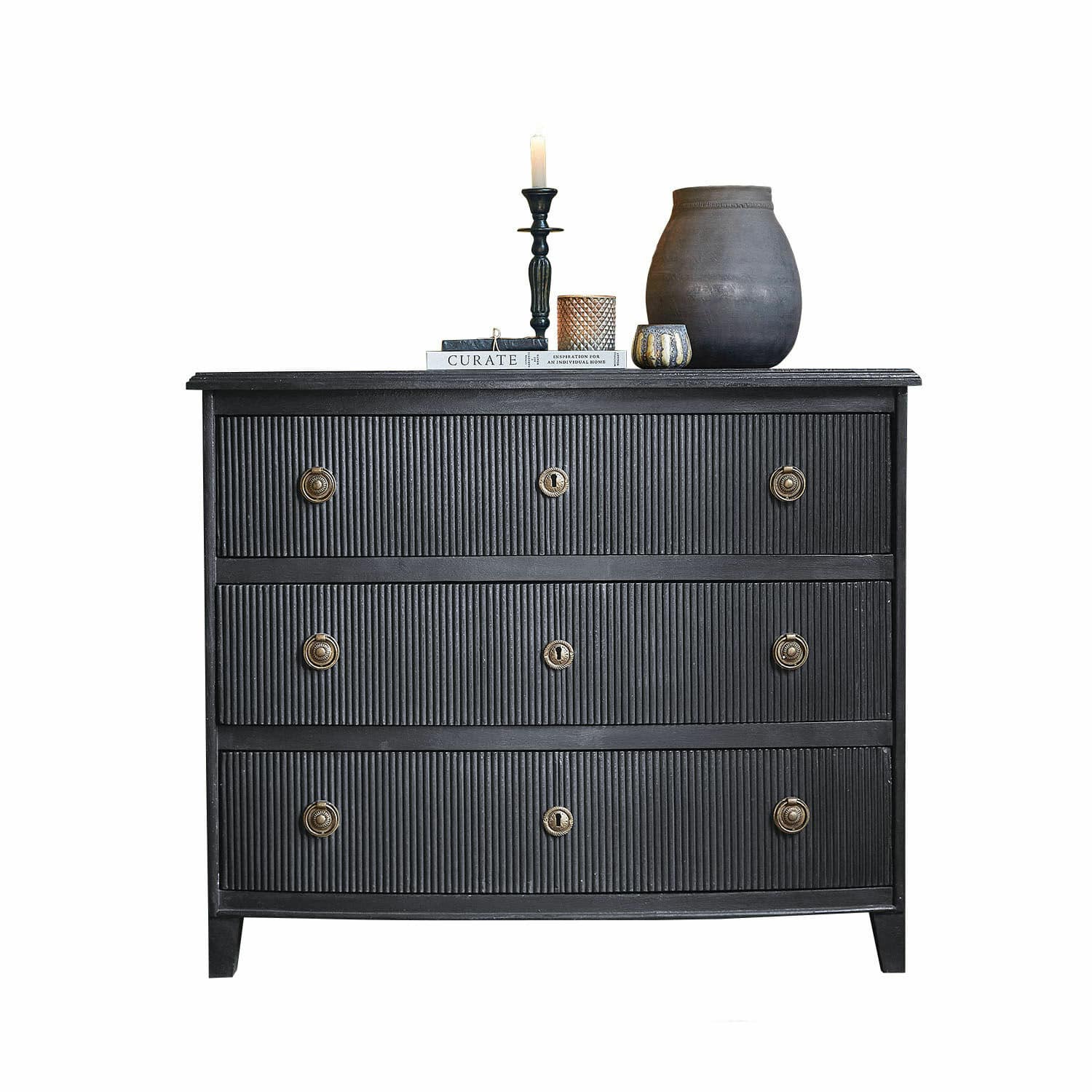 Commode Boissiére Commode noire avec façade cannelée en relief et poignées en laiton, décorée d'un chandelier et d'un vase