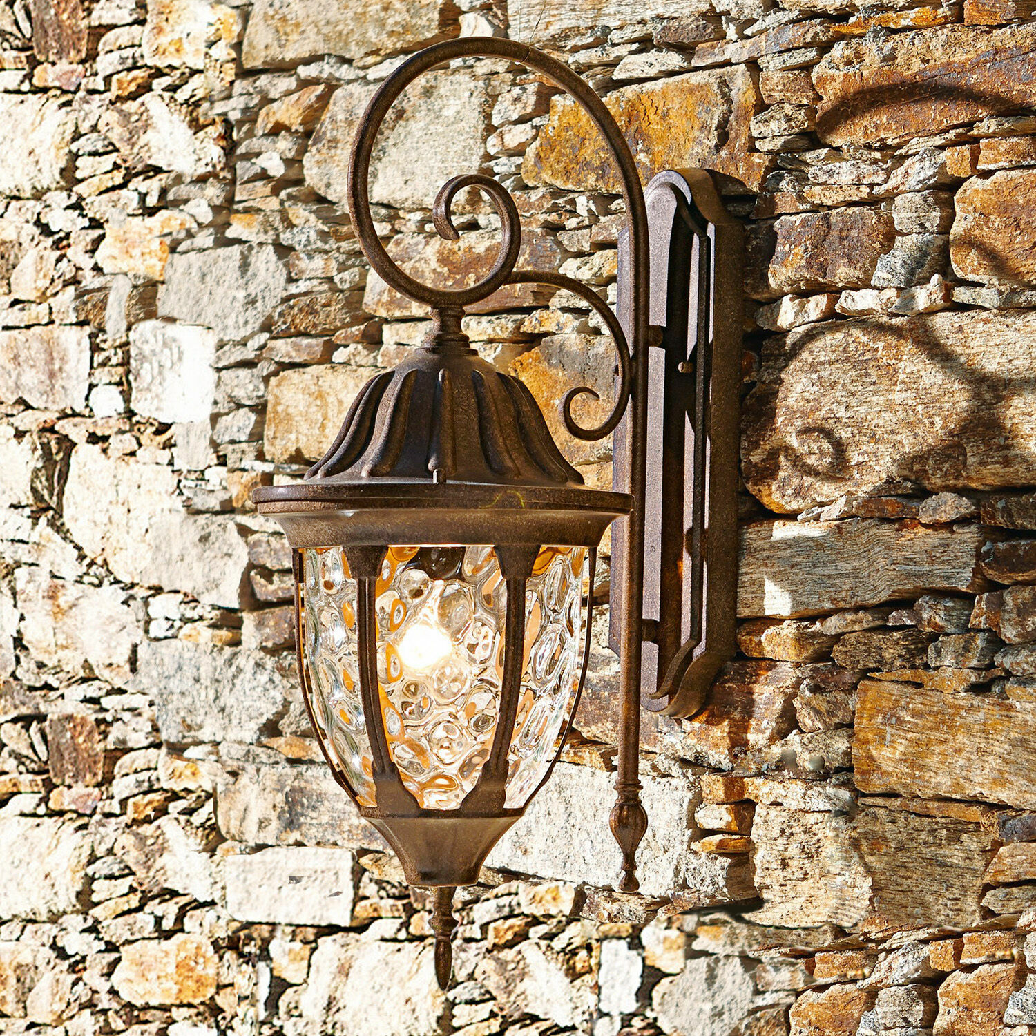 Wandlamp voor buiten Herrère Rustieke wandlamp van roestig metaal met decoratief glas aan stenen muur