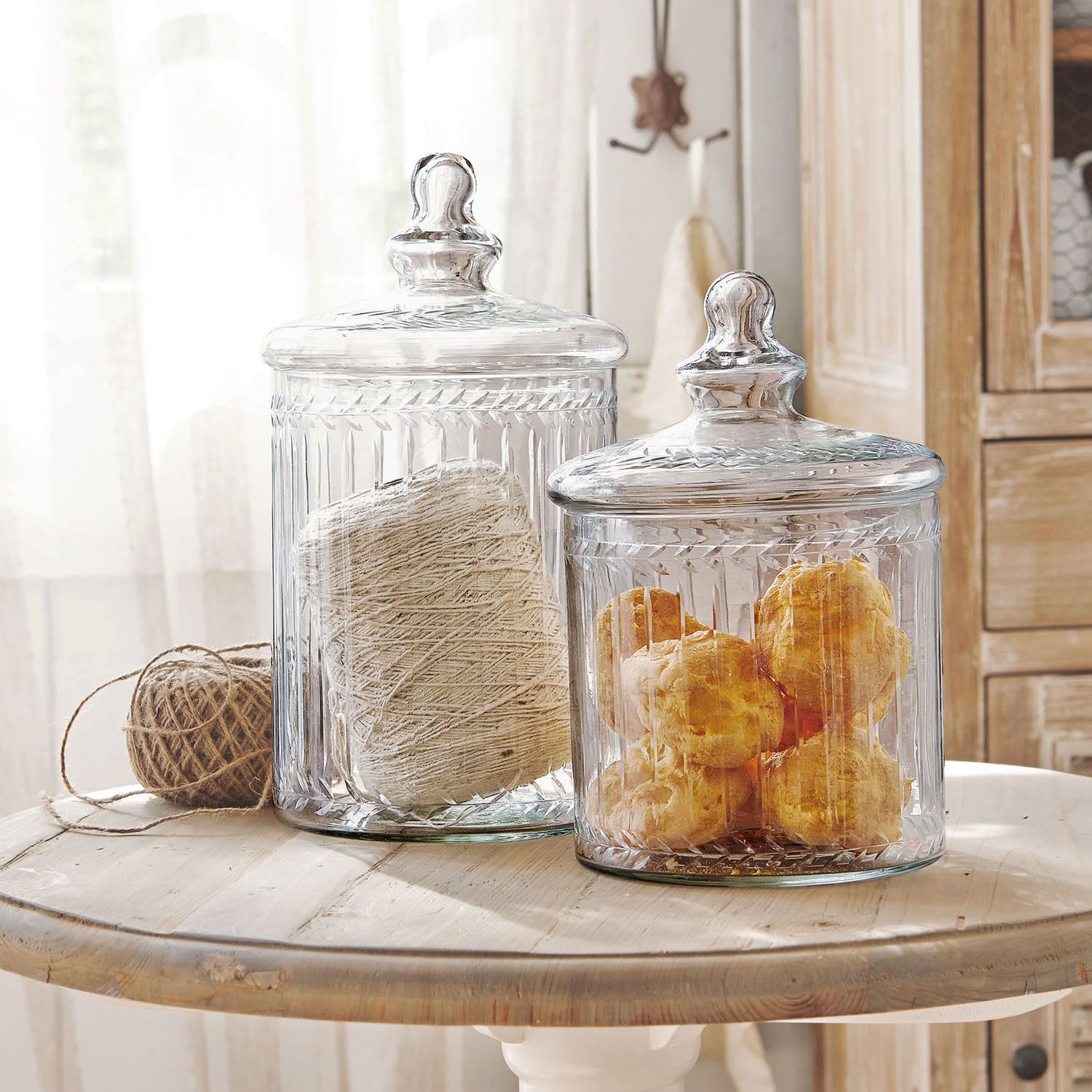 Lot de 2 bonbonnières Maledisant Bocaux en verre transparent avec couvercles contenant de la ficelle et des pâtisseries sur une table en bois