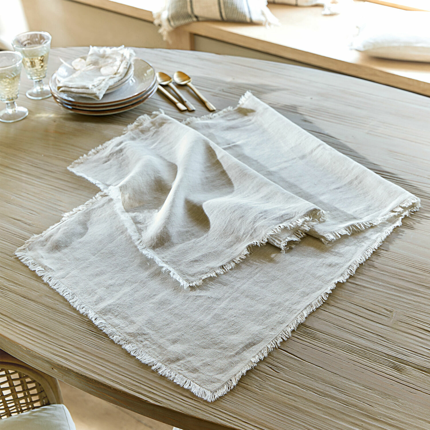 Chemin de table Topsfield Serviettes en lin beige avec franges sur table en bois pour décoration de salle à manger