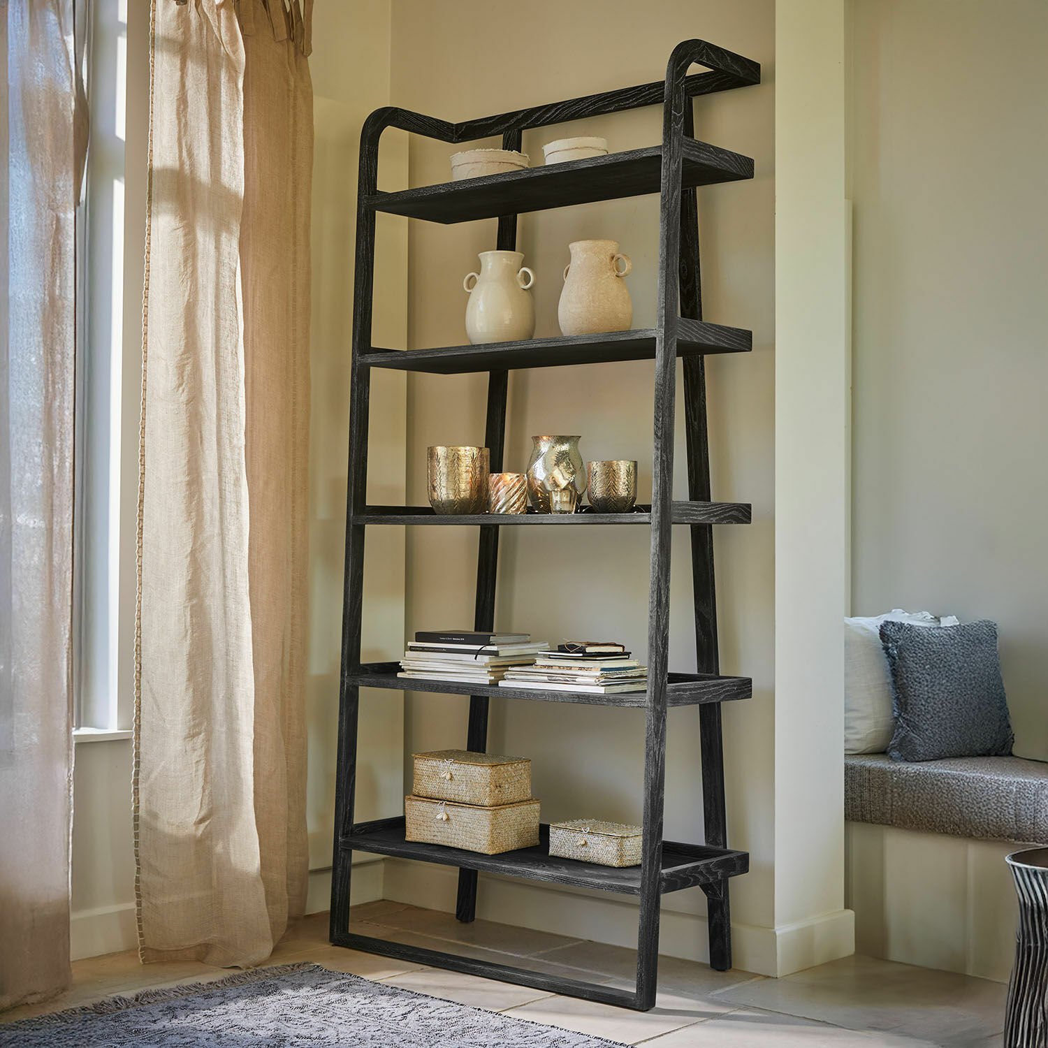 Étagère Brelanon Étagère noire en bois à cinq niveaux avec vases, bougeoirs et boîtes décoratives, design moderne pour salon