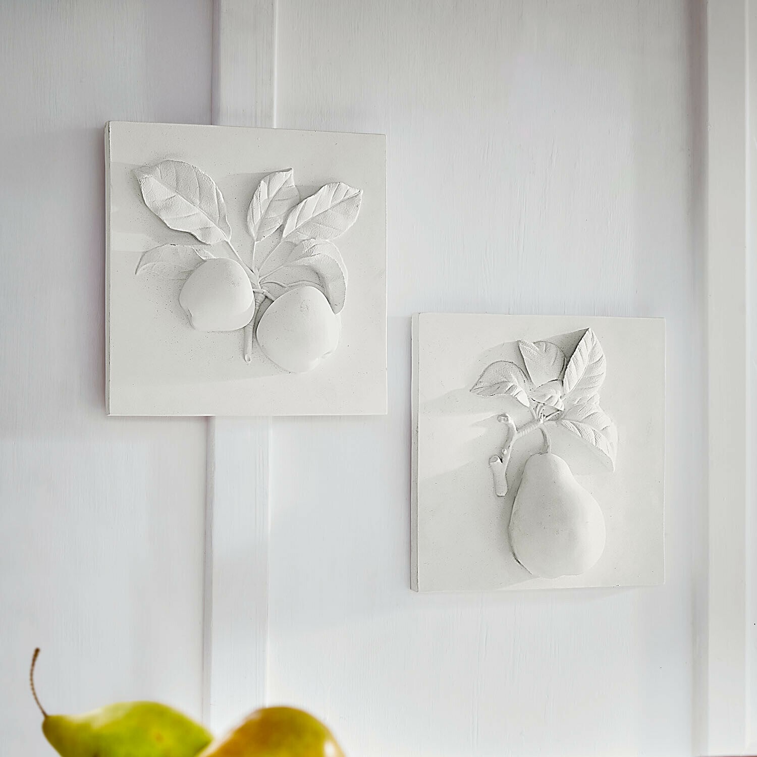 Wanddecoratie set van 2 Mirabellas Witte keramische wandtegels met reliëf van fruit en bladeren, decoratieve wandversiering voor keuken
