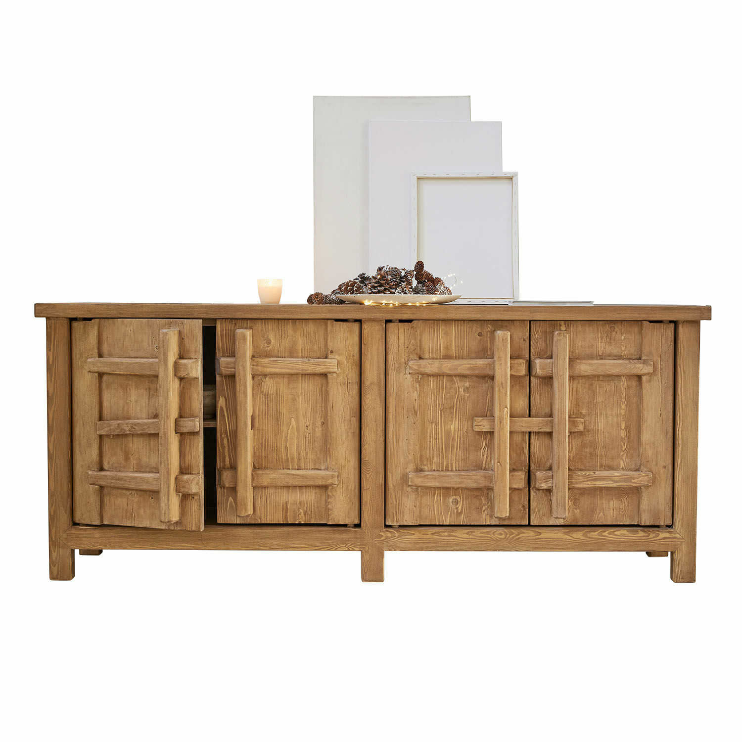 Dressoir Trésorique Dressoir van natuurlijk hout met decoratieve deuren en dennenappeldecoratie op het blad