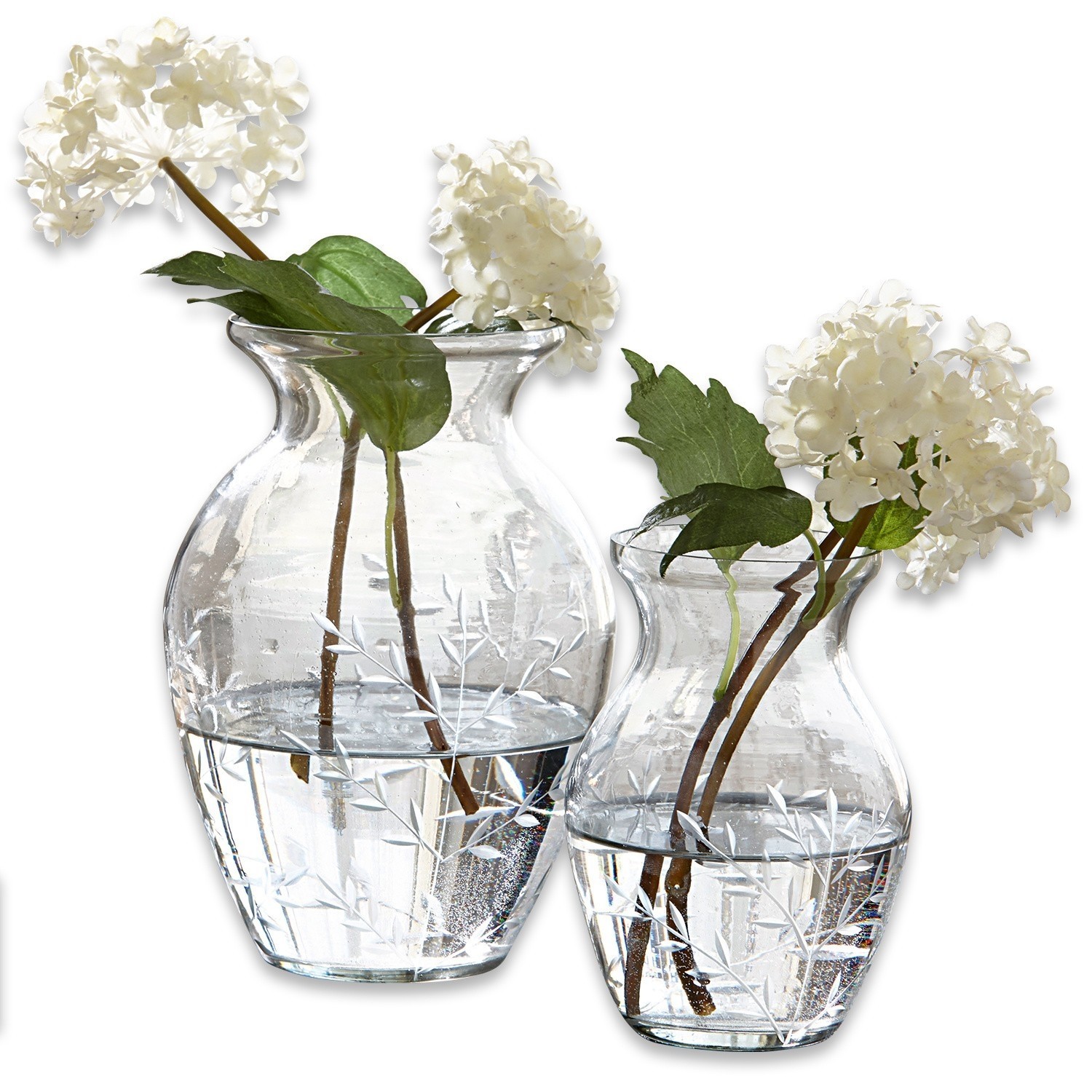 Lot de 2 vases Paimpont Deux vases en verre transparent avec motif gravé et fleurs blanches décoratives à l'intérieur